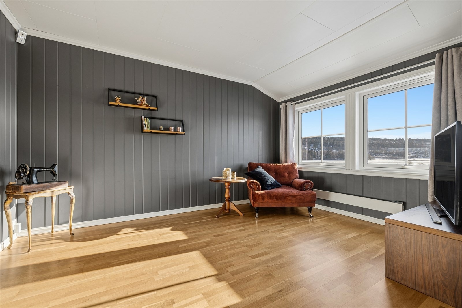 Boligens loftsetasje har en praktisk planløsning med loftstue, toalettrom, bod, knekott og to soverom. Galleribilde