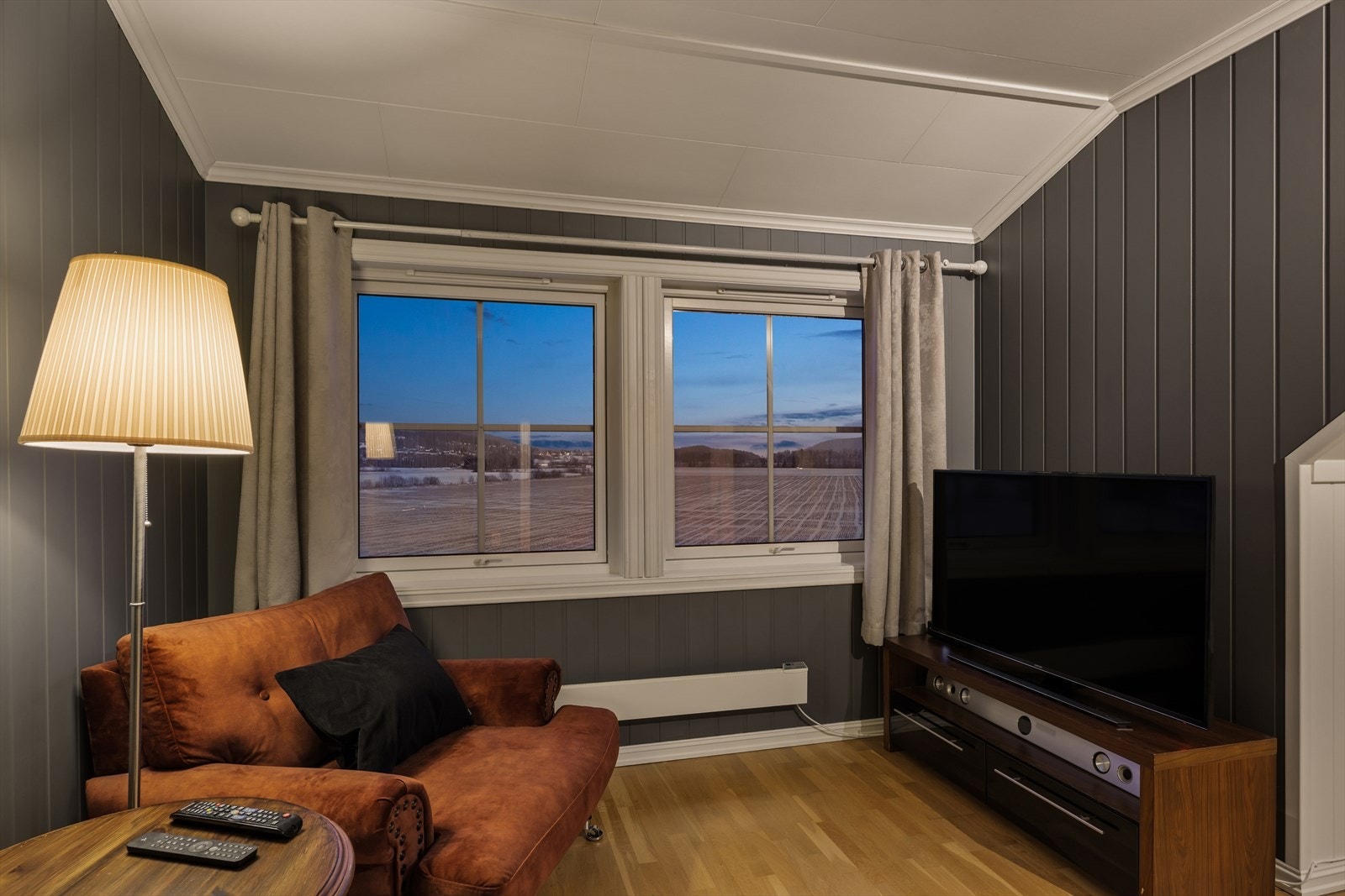 I loftsetasjen finner vi et flott areal som per i dag benyttes som stue. Rommet har god plass til sofa, godstoler og TV_perfekt som egen sone for de minste, eller som en ekstra stue. Galleribilde