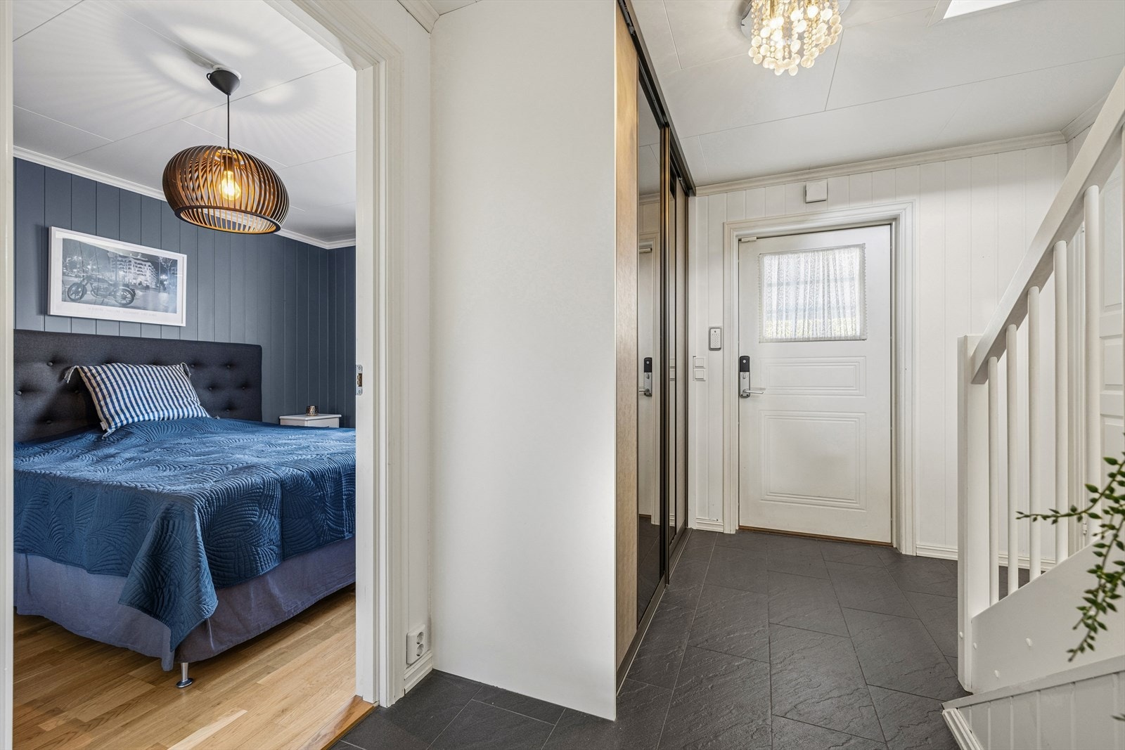 Entréen i hovedetasjen er lys og pen med flislagt gulv, og det er behagelige varmekabler i gulvet. Galleribilde