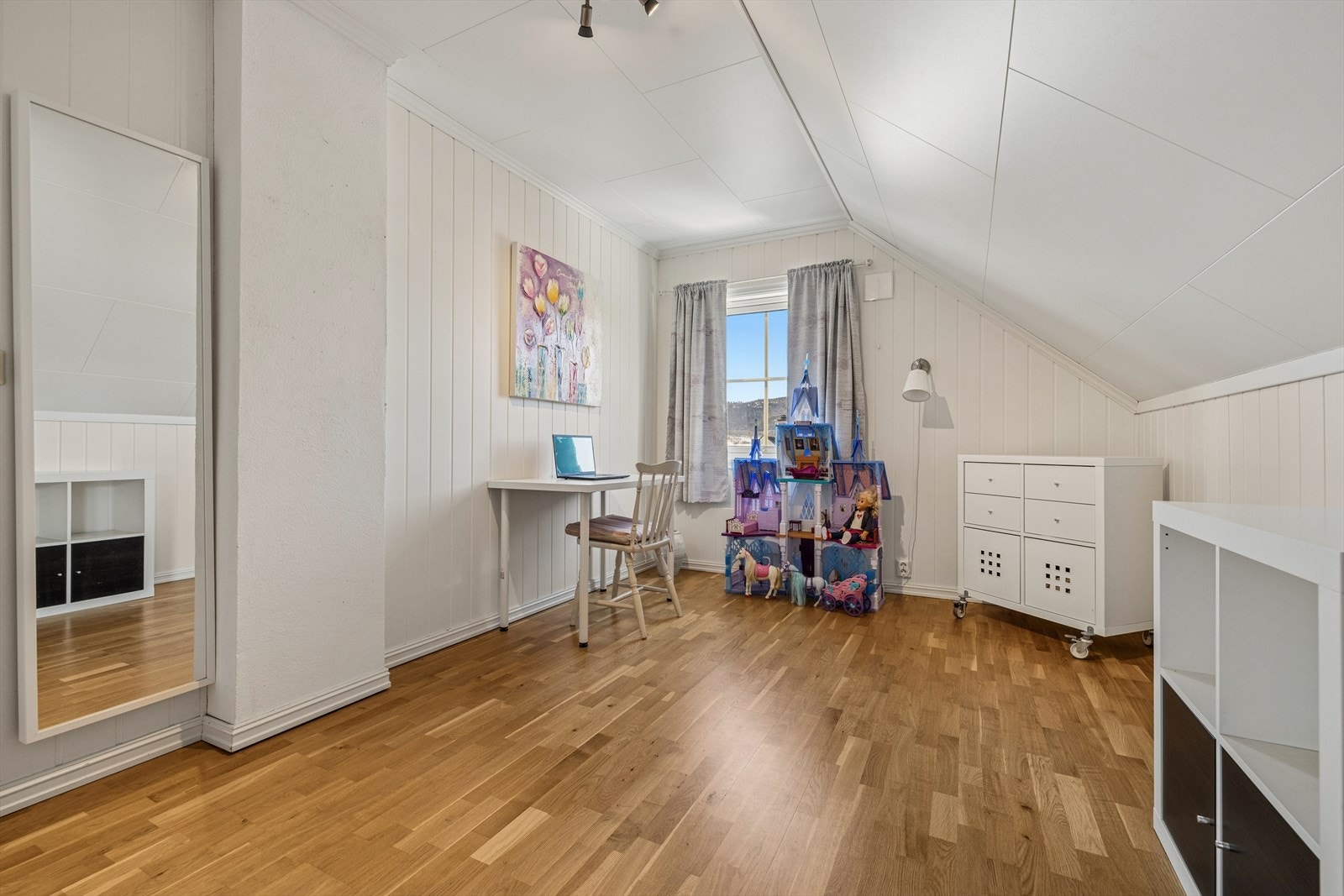 Det er mulighet for lagring i kneveggene. Galleribilde