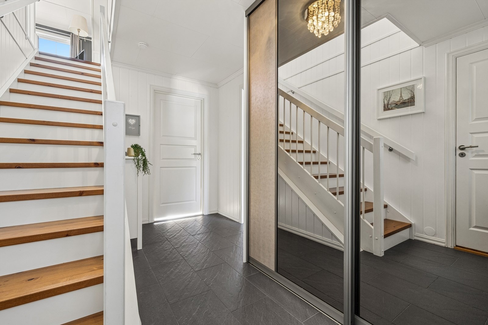 Entréen byr på god plass til å både henge og sette fra seg sko og yttertøy, da det er montert moderne og gode garderobeløsninger med skyvedører. Galleribilde