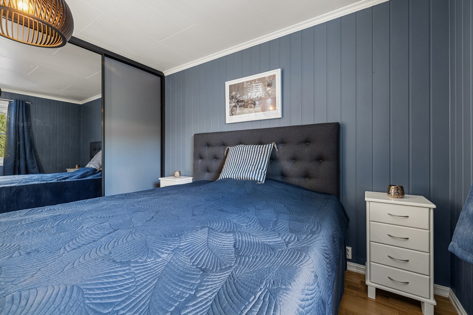 Rommet er romslig, med god plass til dobbeltseng og nattbord. Det er montert gode garderobeløsninger, blant annet en stor skyvedørsgarderobe. Galleribilde