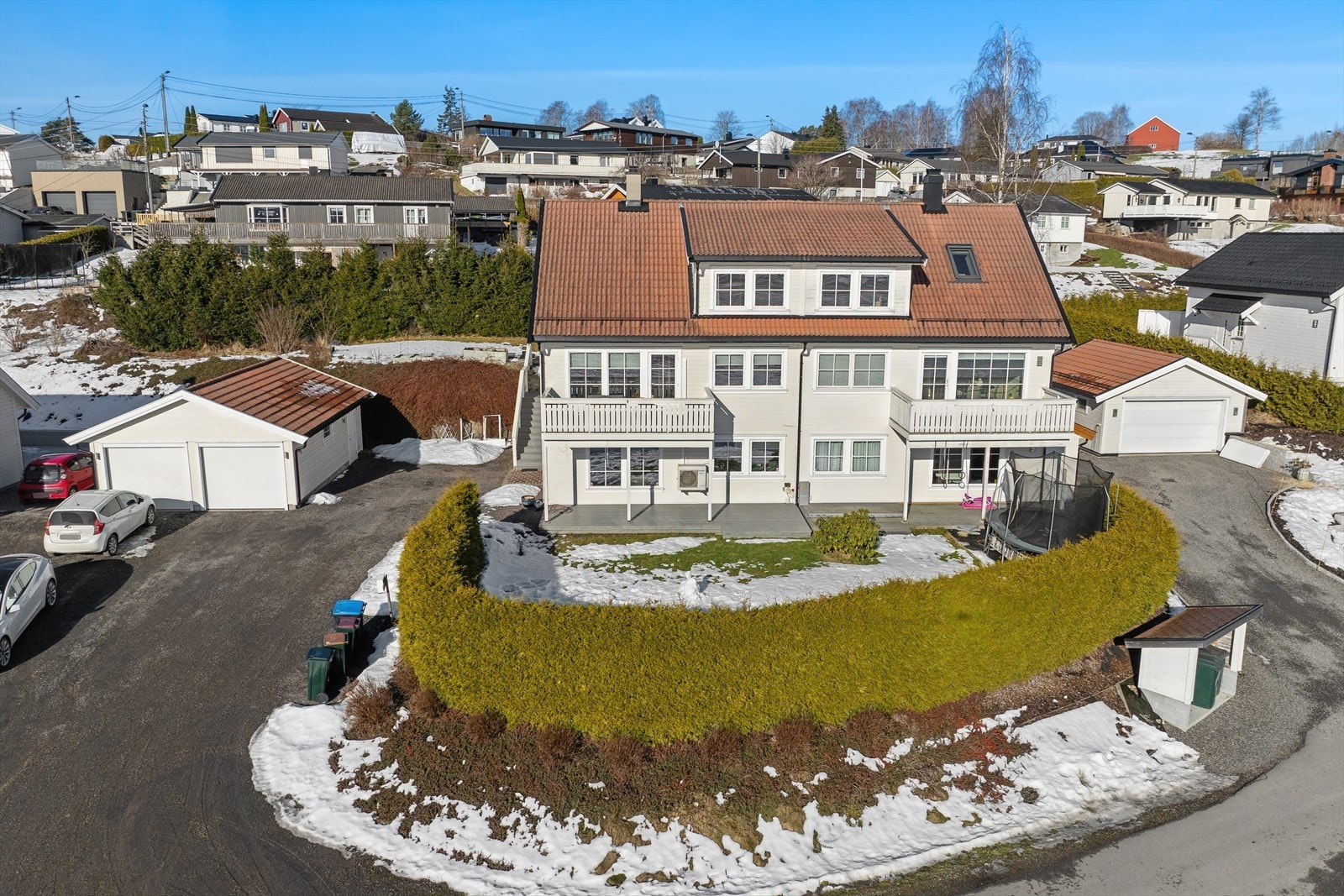 Boligen har en meget attraktiv og barnevennlig beliggenhet i et rolig og etablert boligområde med gode solforhold. Galleribilde