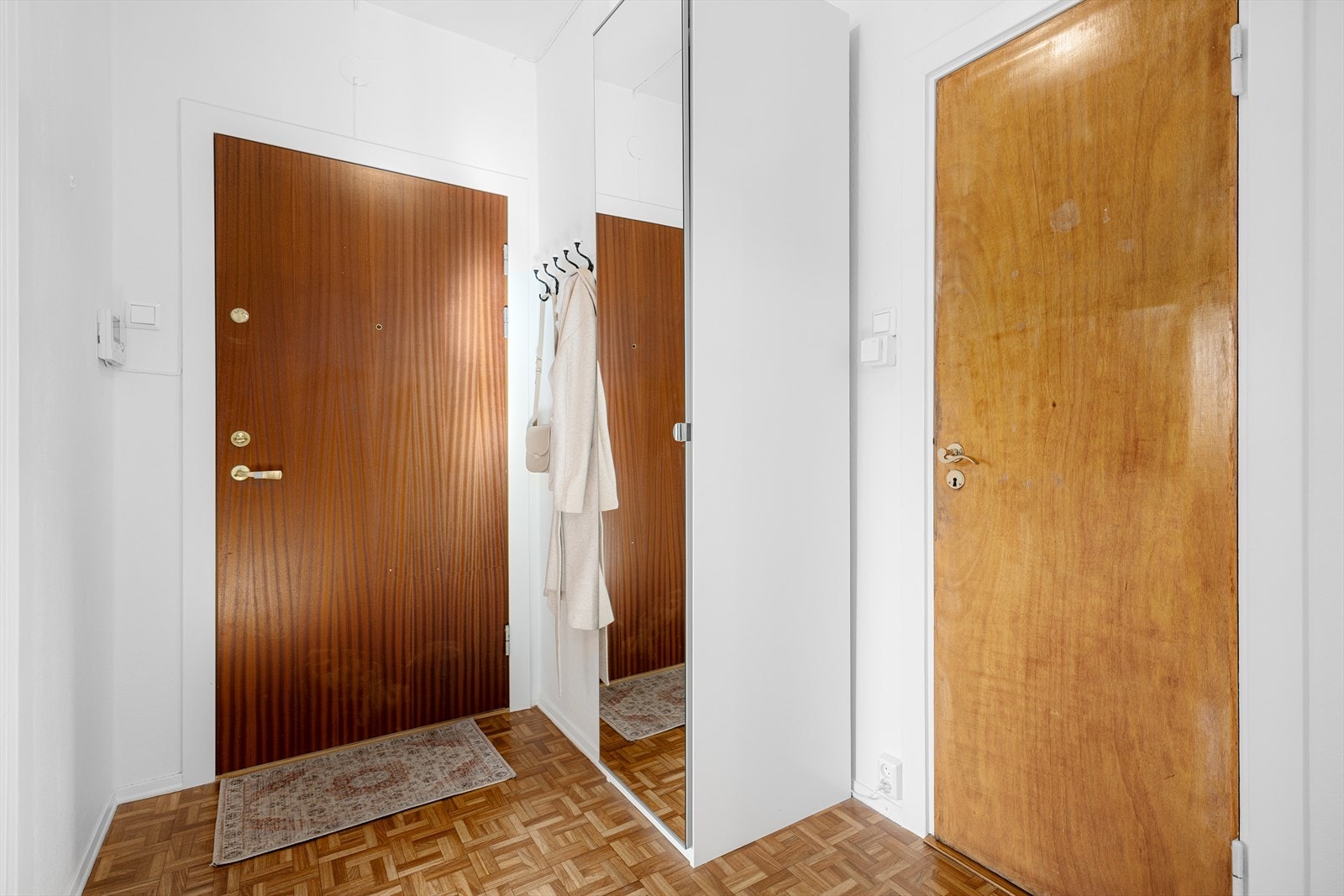 Inngangspartiet har en brann- og lydklassifisert entrédør. Galleribilde