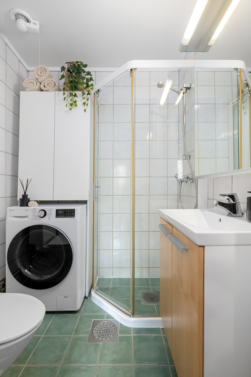 Flislagt bad med termostatstyrte varmekabler i gulvet. Det er også mekanisk avtrekk på badet. Galleribilde