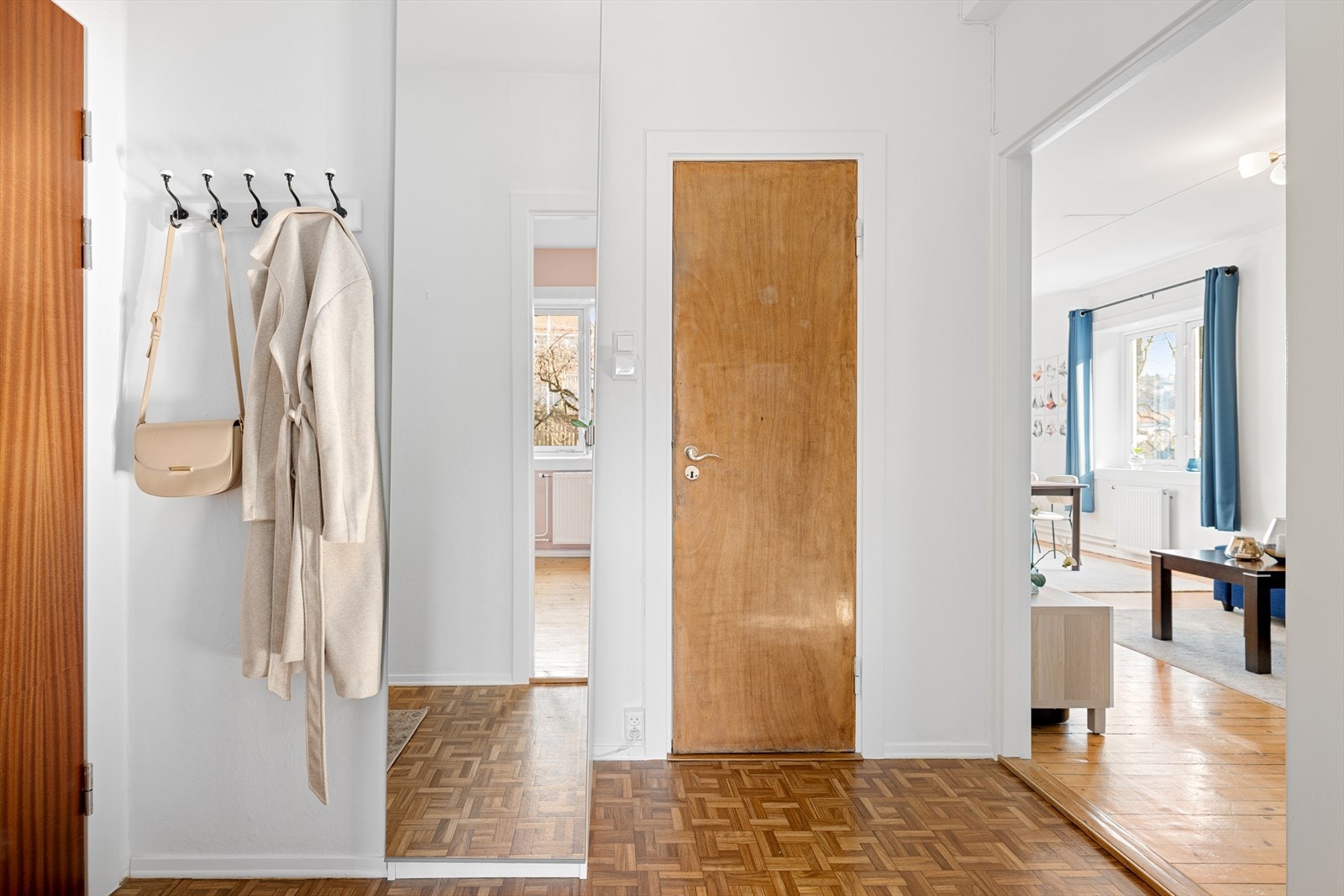 Entréen har dørtelefon og gir tilgang til alle rom i leiligheten. Galleribilde