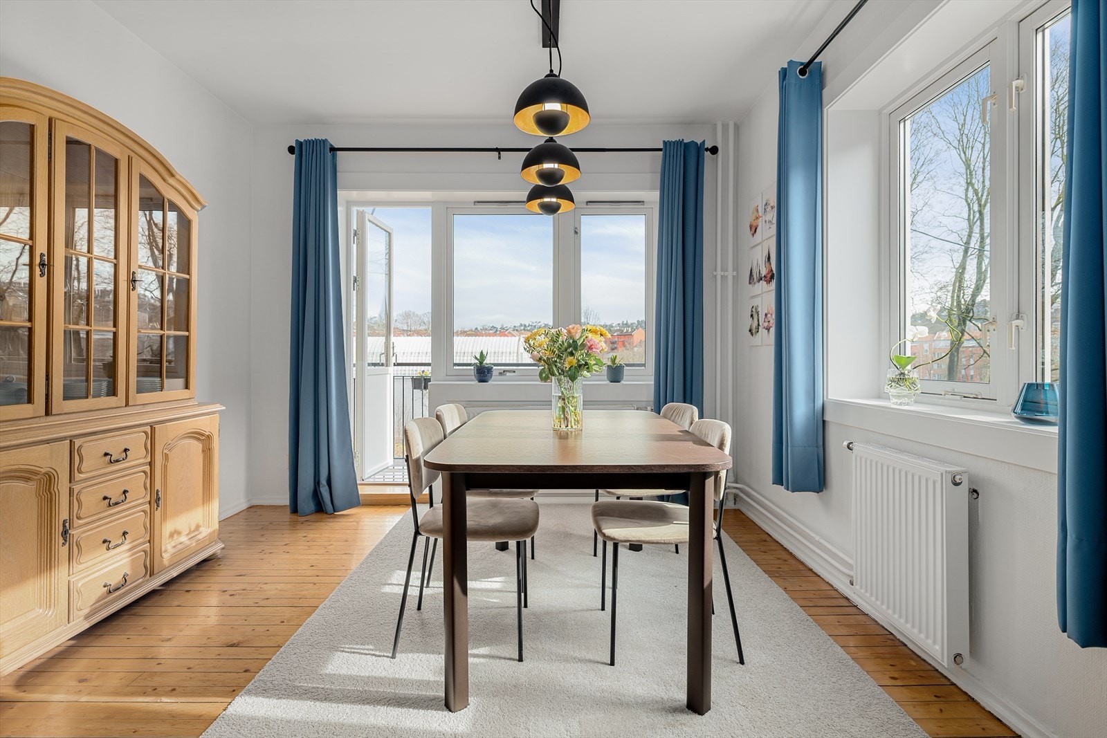 Gjennomgående originale trebord på gulvet gir rommet en lun og autentisk karakter. Galleribilde