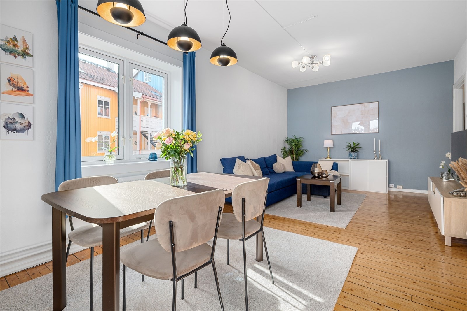 Alle vegger, lister, karmer og tak i leiligheten ble malt i 2022. Galleribilde