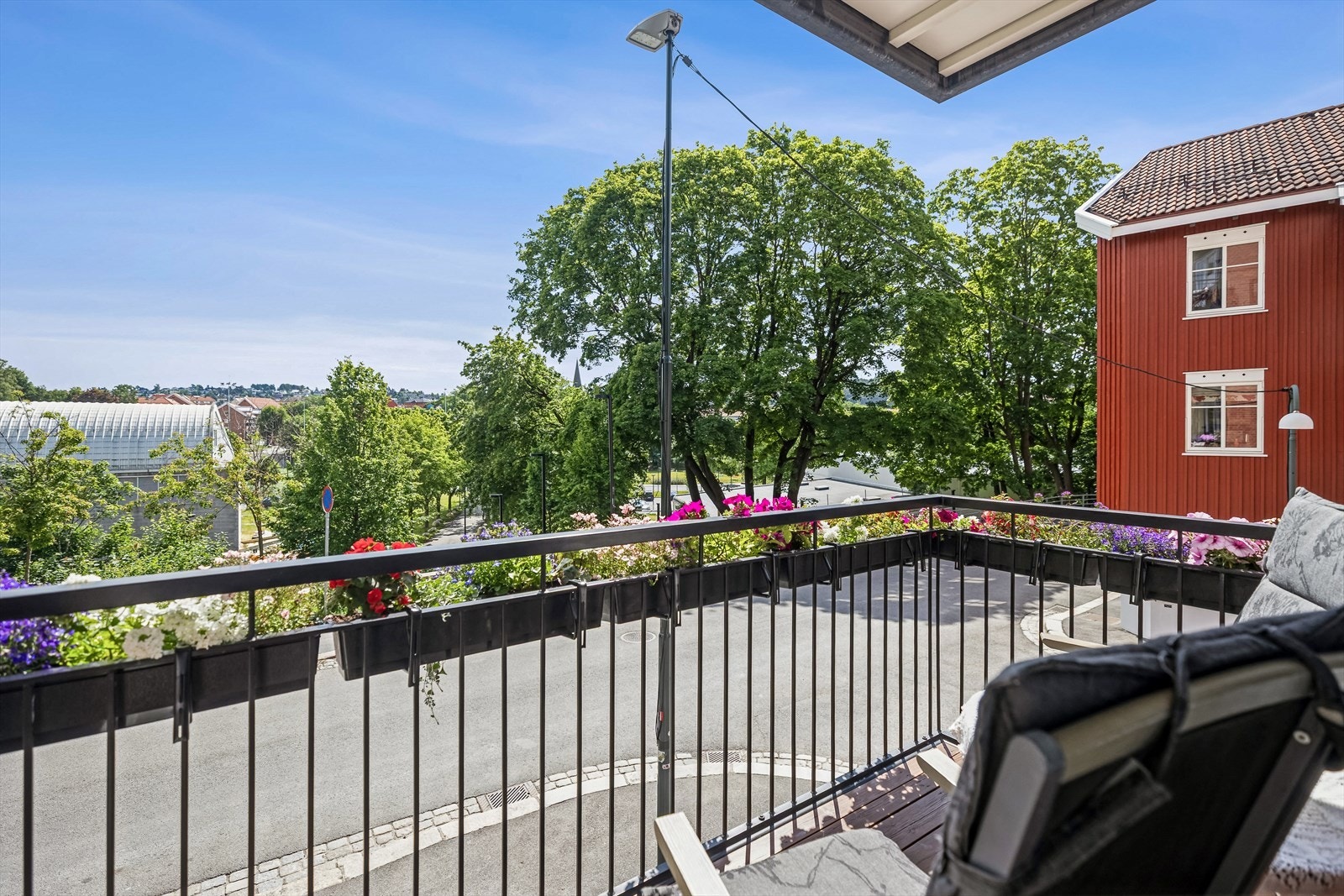 Velkommen til Hølandsgata 22A en stor og luftig 2(3)-roms hjørneleilighet med noe moderniseringsbehov. Galleribilde