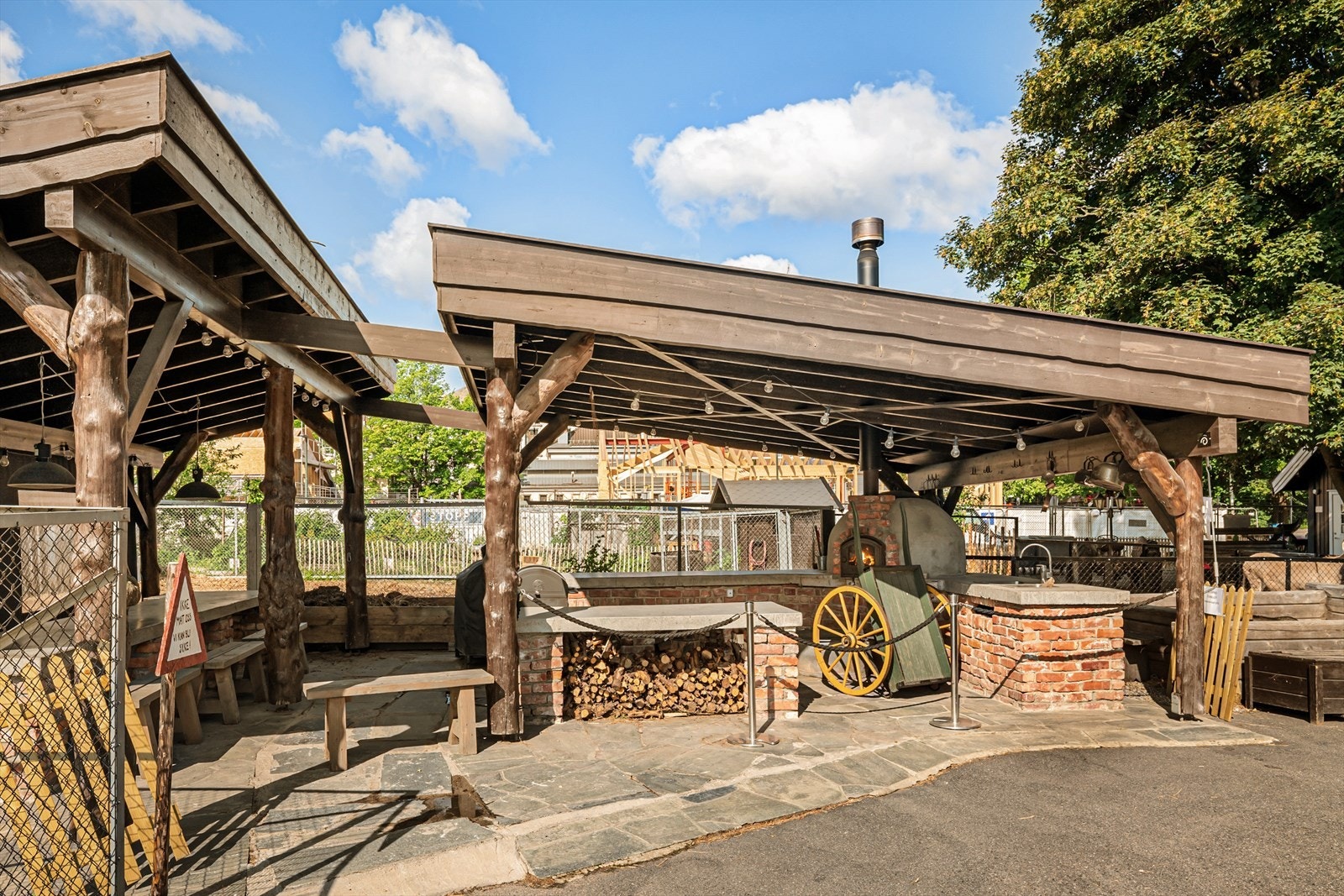 Kampen er kjent for sitt levende bymiljø, med blant annet Kampen Bistro som en lokal institusjon. Galleribilde