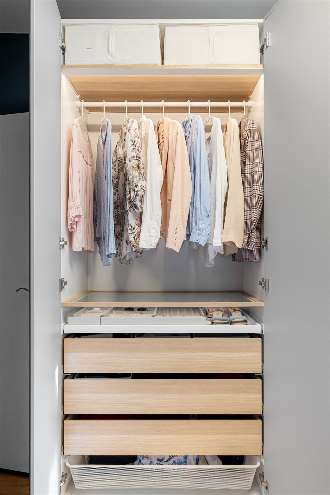 Garderobeskapet har smarte innredningsløsninger for effektiv organisering. Galleribilde