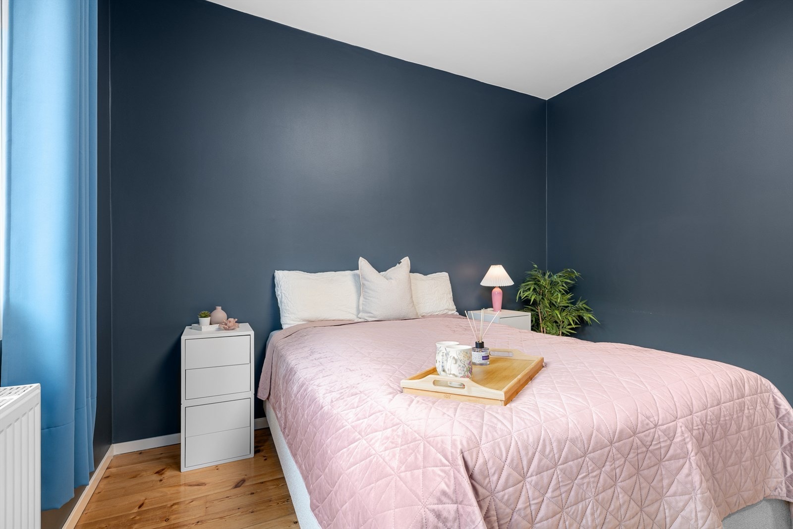 Rommet har god plass til dobbeltseng og nattbord. Galleribilde