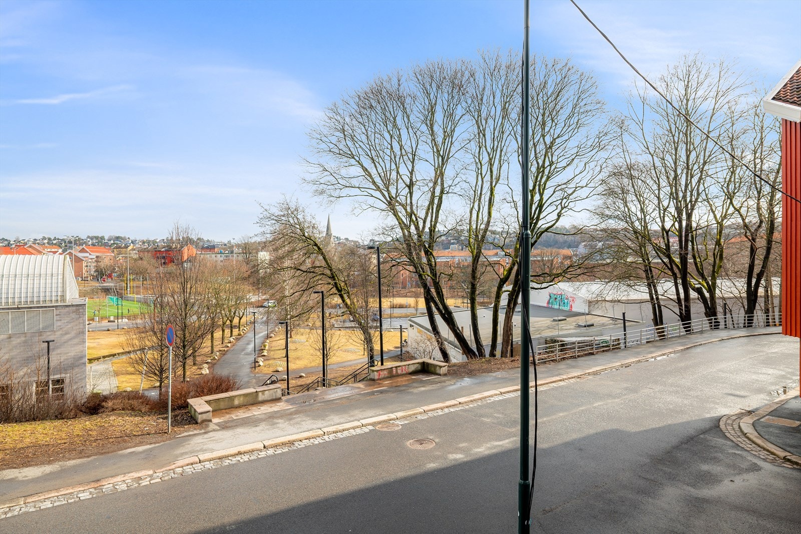 Rett ved boligen ligger Jordalparken, som er oppgradert med parkanlegg og gangveier. Galleribilde