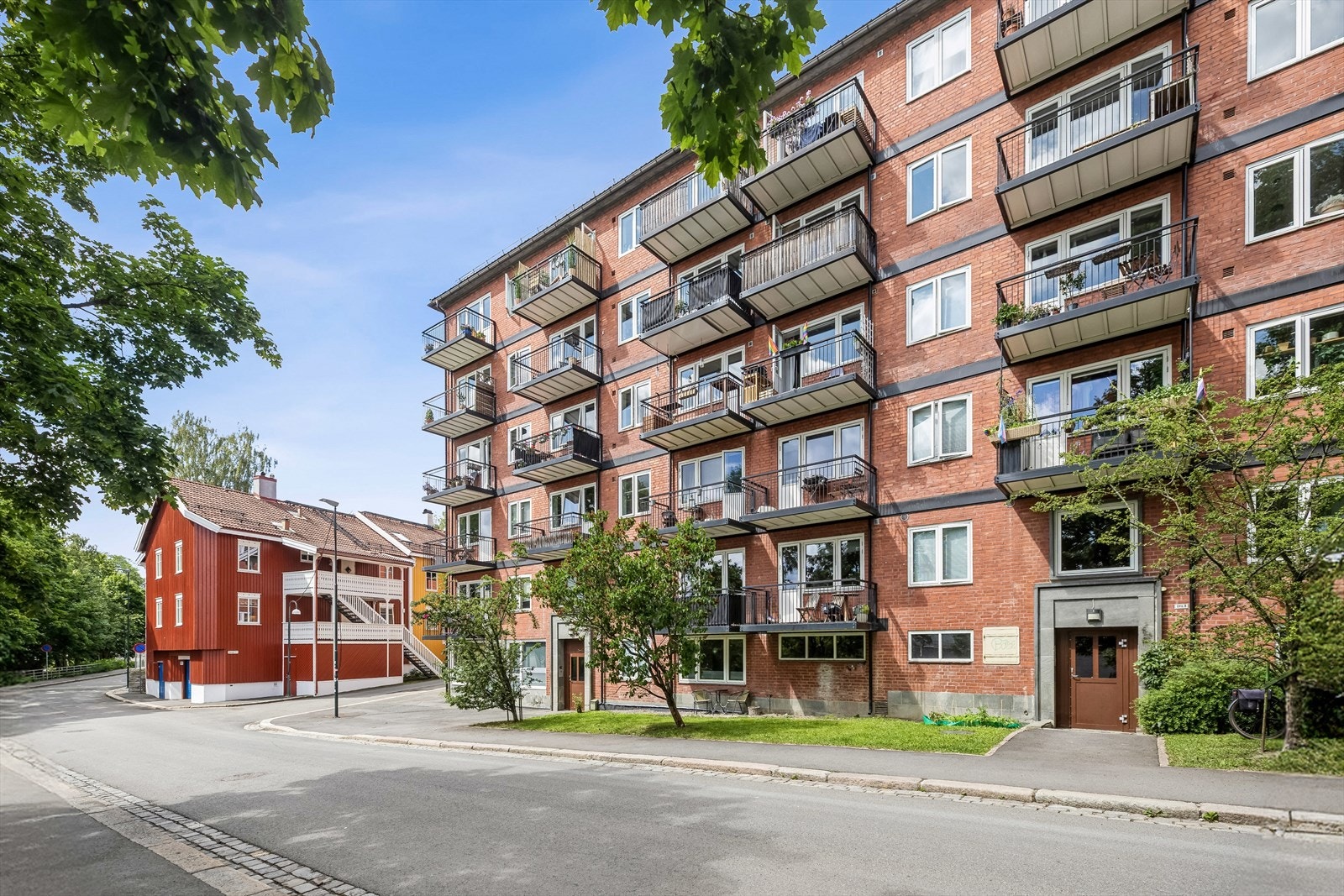 Bygården fra 1939 ligger i en rolig gate, sentralt på Nedre Kampen. Galleribilde