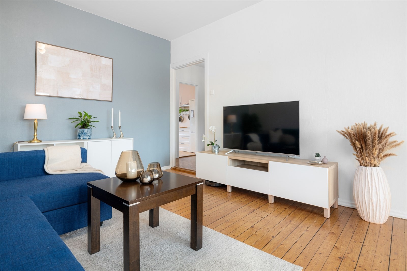 Utsikt mot den rolige gaten og de sjarmerende nabobyggene. Galleribilde