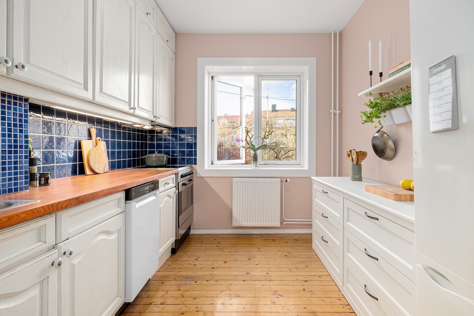 Leiligheten har et separat og arealeffektivt kjøkken med profilerte fronter og benkeplate i tre. Galleribilde