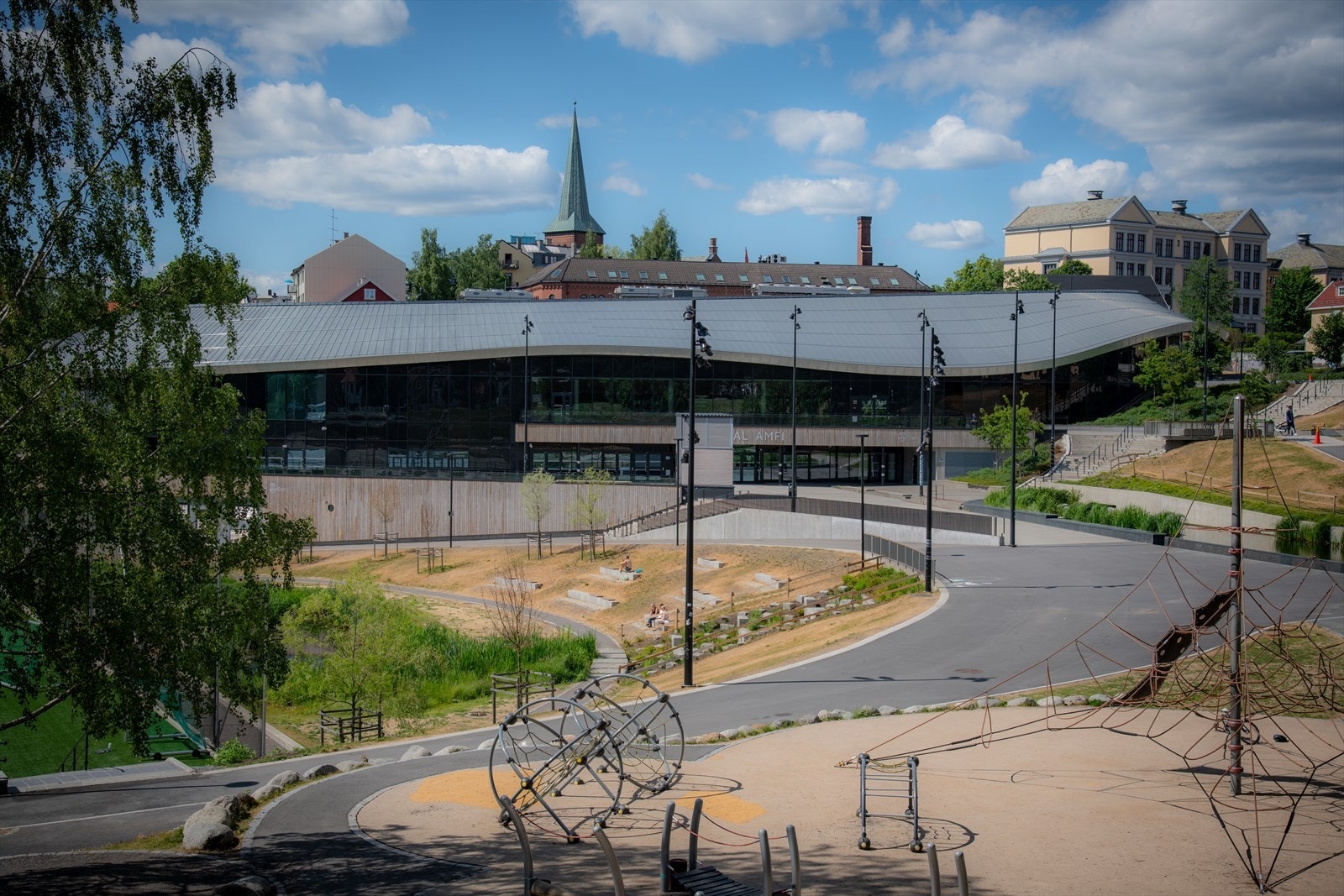 Jordal Amfi og idrettsanlegg ligger kun et par minutters gange unna. Galleribilde