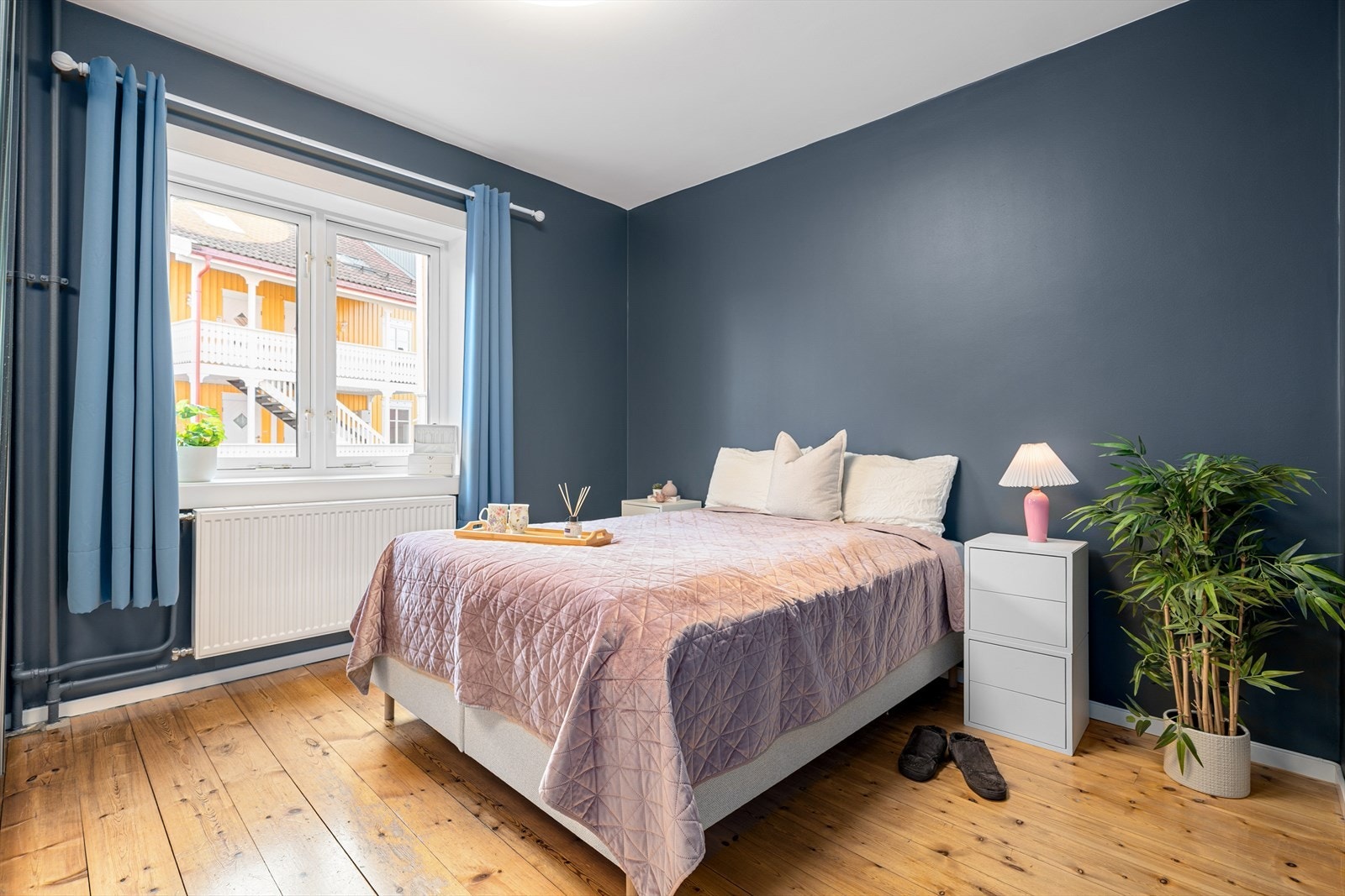 Soverommet er romslig og vender inn mot et rolig område. Galleribilde