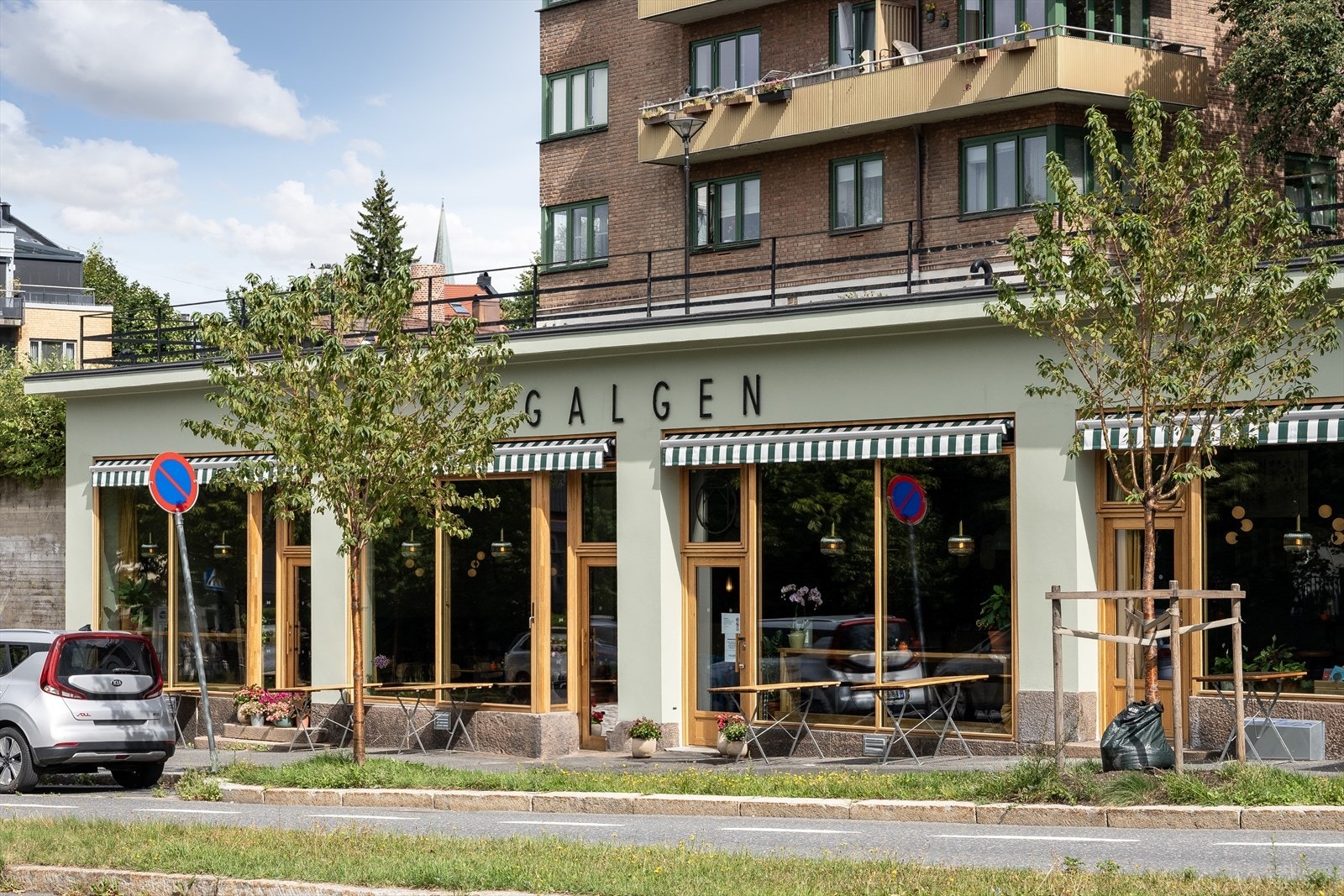 Det er kort vei til dagligvarebutikker som Rema 1000, Ekstra og Kiwi ved Jordal. Galleribilde