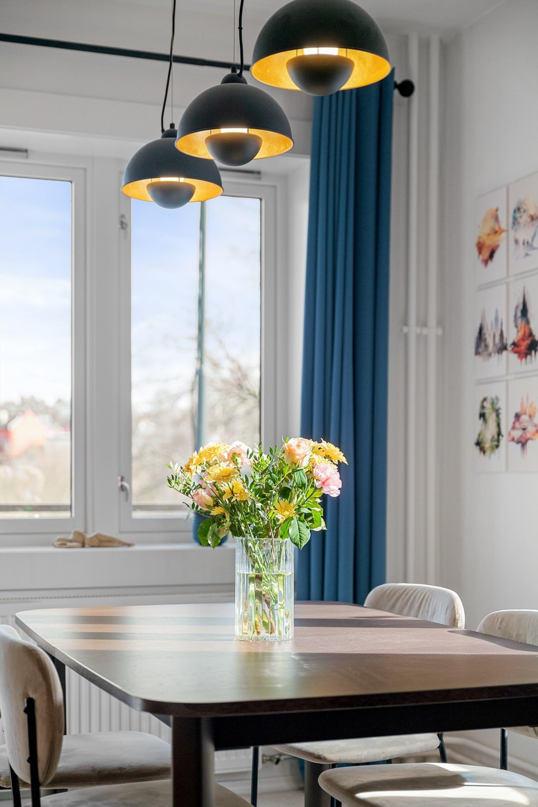 Vinduer med isolerglass bidrar til god isolasjon. Galleribilde