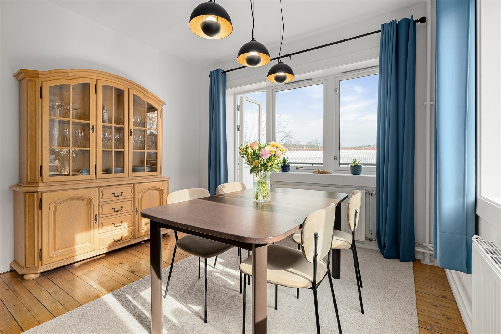 Her er det god plass til både spisebord og en separat sofagruppe. Galleribilde