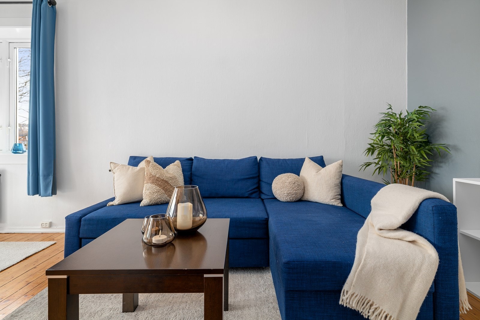 Som endeleilighet nyter stuen godt av lys fra flere kanter. Galleribilde