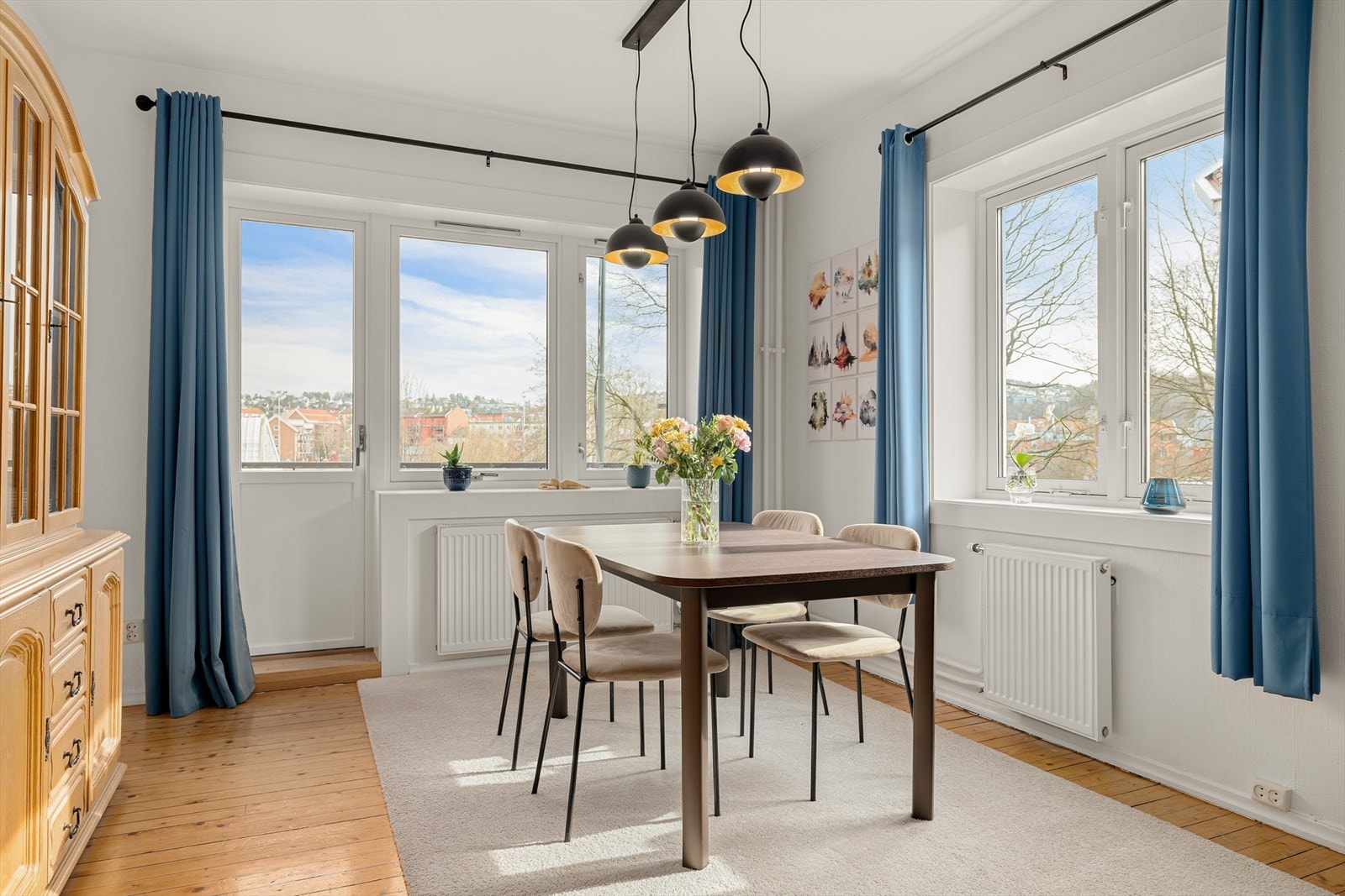 Stuen er et lyst og luftig oppholdsrom, med lysinnslipp fra vinduer på to sider. Galleribilde