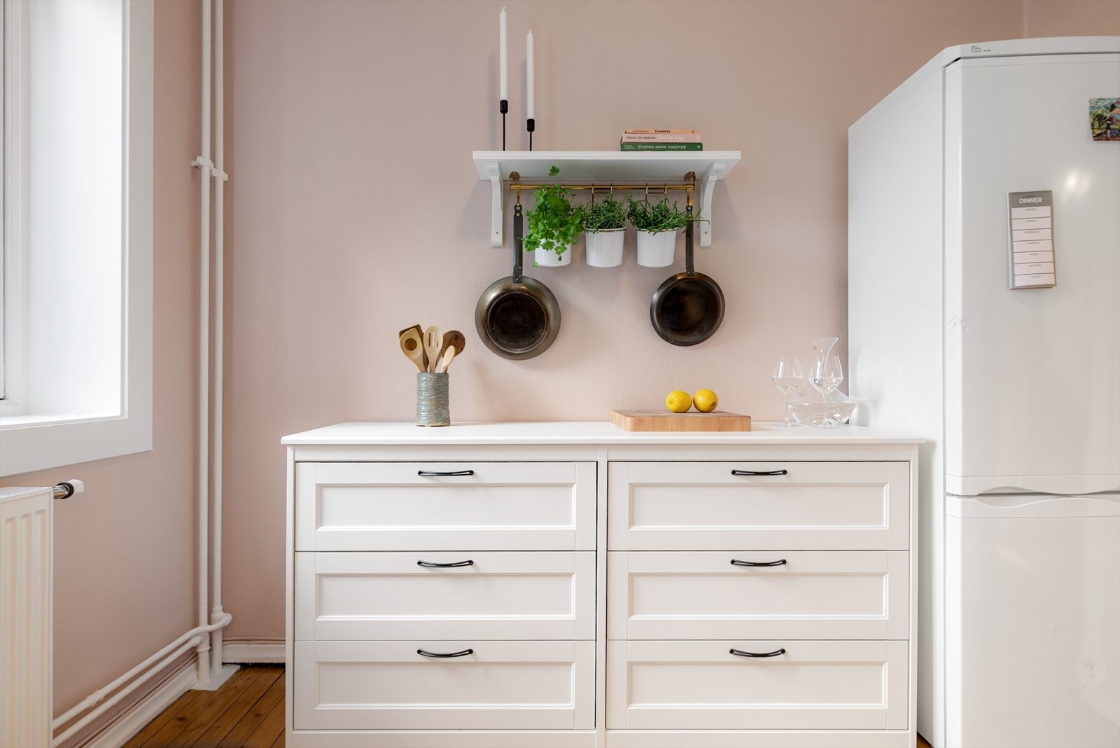 En praktisk kommode gir ekstra benke- og oppbevaringsplass. Galleribilde