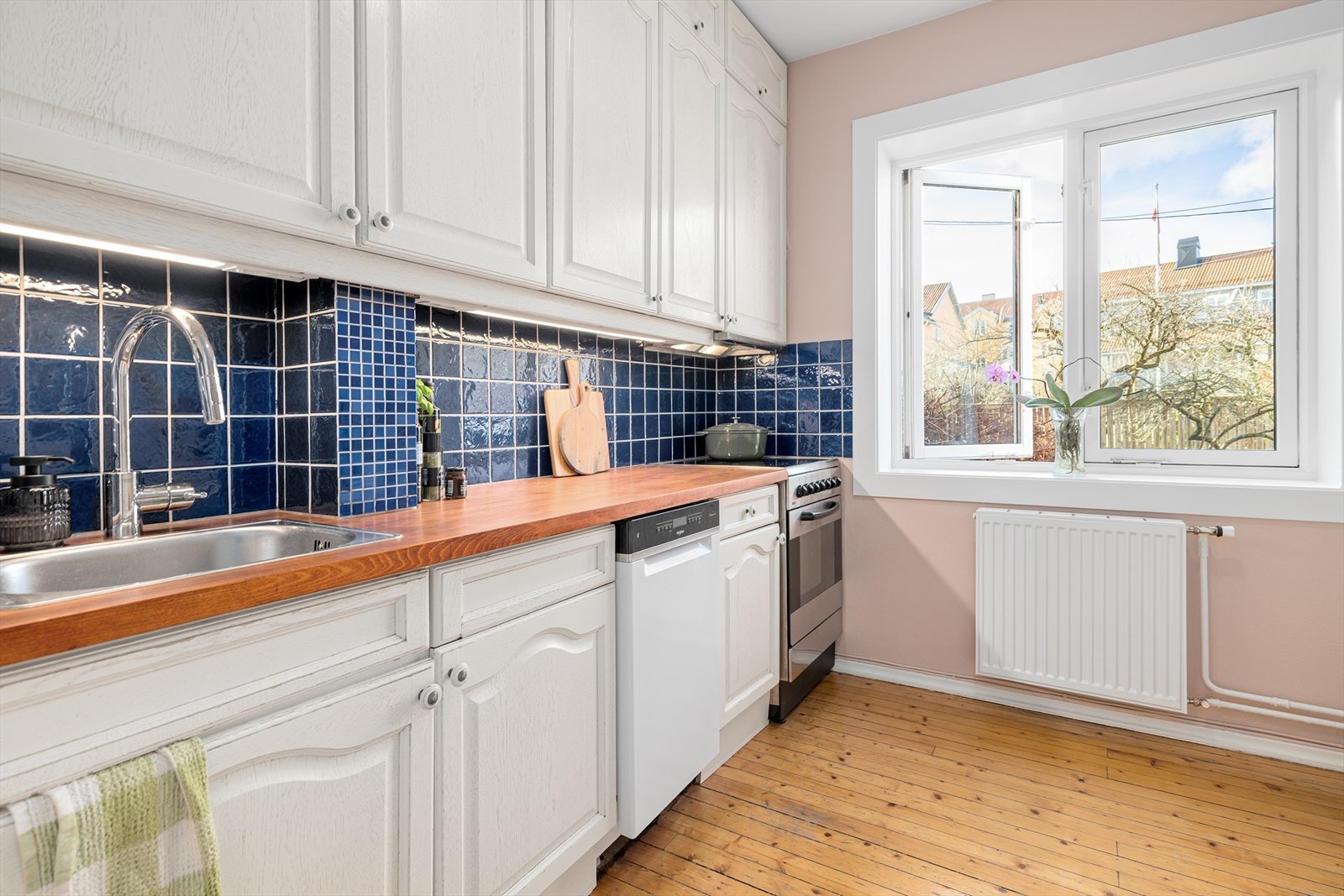 Kjøkkenet har godt med skapplass og opplegg for oppvaskmaskin. Galleribilde