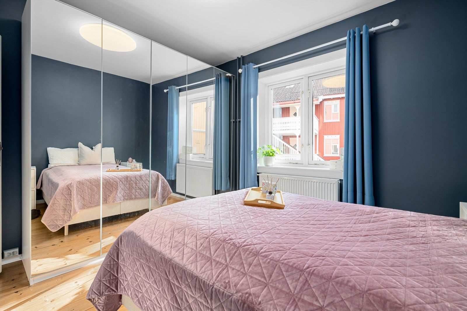 En stor garderobeløsning med speilfronter gir rikelig med oppbevaringsplass. Galleribilde