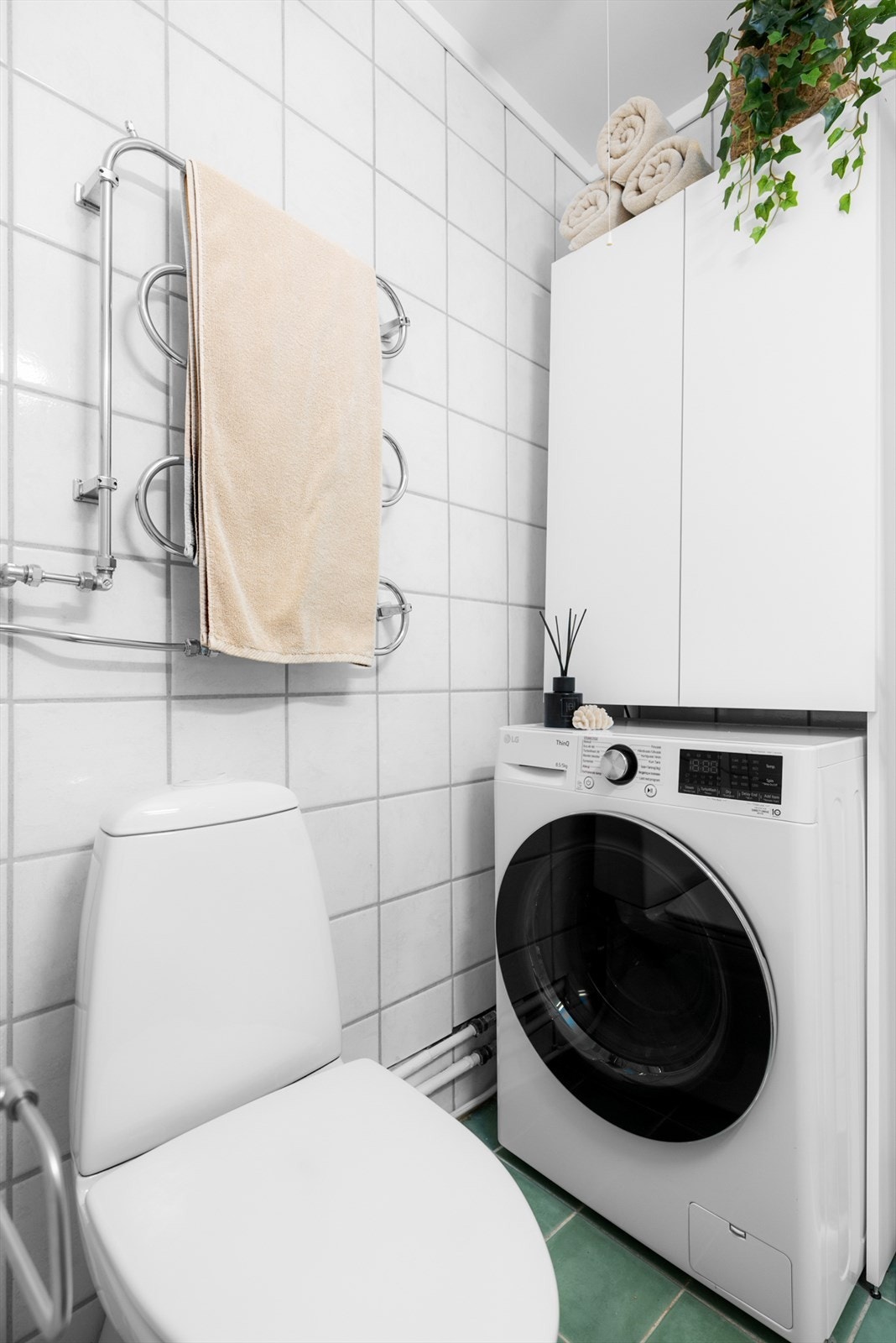 Badet er utstyrt med dusjhjørne, gulvmontert klosett og har opplegg for vaskemaskin. Galleribilde