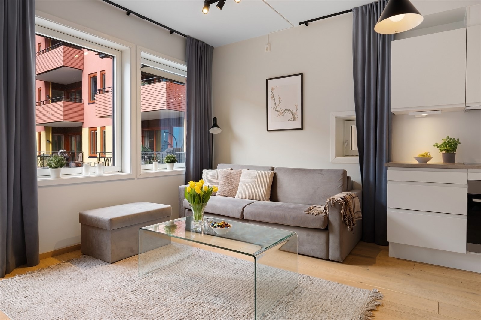 Lys, romslig og hyggelig stue med store vindusflater. Galleribilde