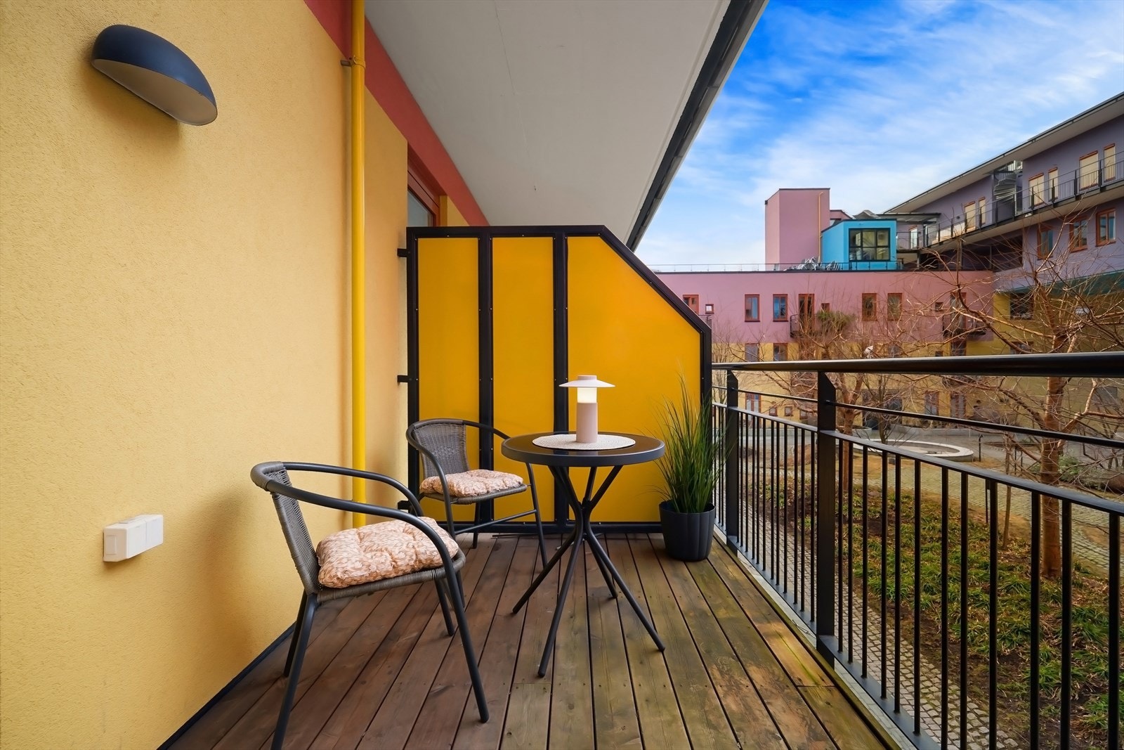 Fra stuen er det utgang til en nordvestvendt balkong på 6 kvm. Her er det god plass til utemøblement og beplanting. Galleribilde