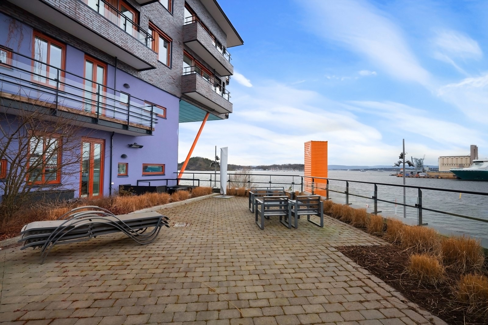 Her bor du sentralt i et området som stadig er i utvikling, samtidig som du bor i et rolig og attraktivt område ved sjøen. Galleribilde