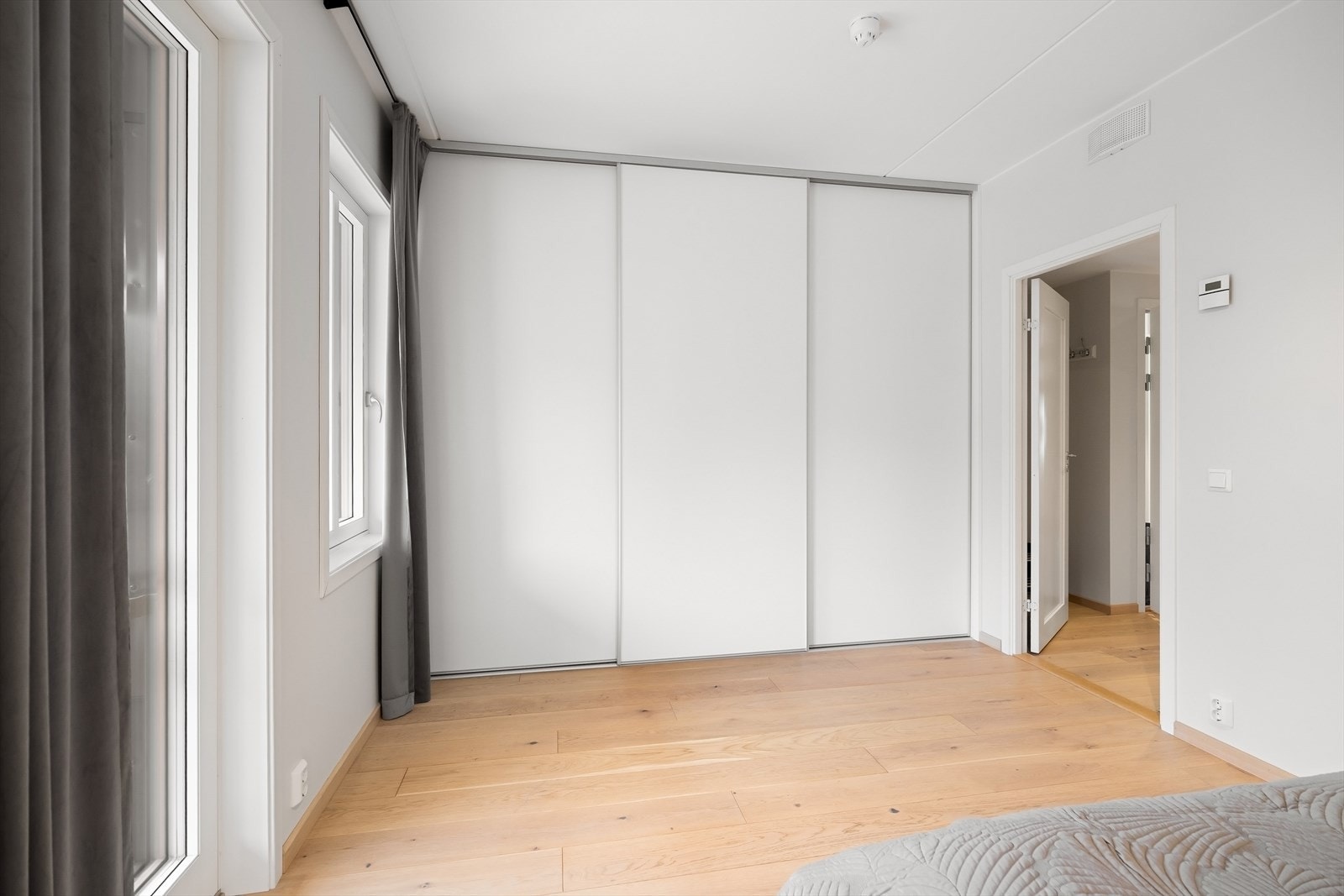 Det er rikelig med lagringsplass i skyvedørsgarderobe (innvendig bod) langs den ene veggen og garderobeskap. Galleribilde