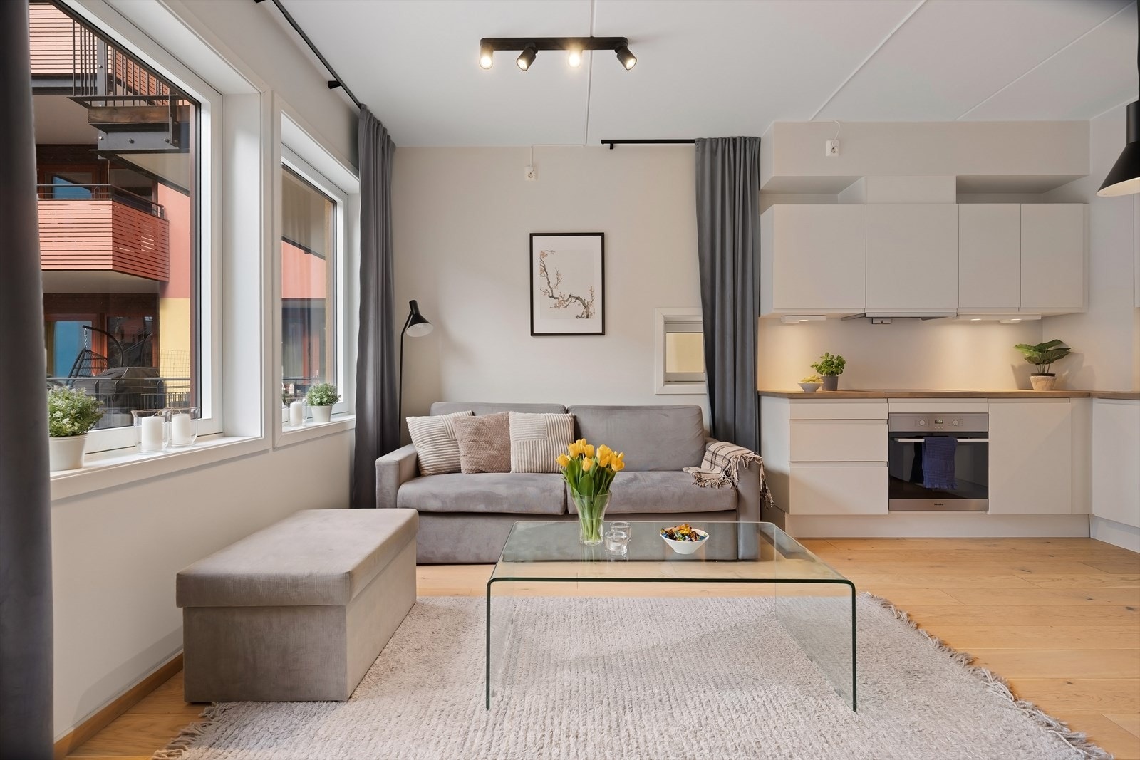 I stuen er det god plass til sofagruppe med tilhørende møbler og spisebord. Galleribilde