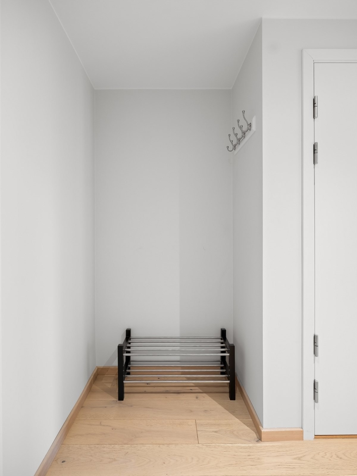 Det er god plass til knagger og skohylle for oppbevaring av yttertøy i skjermet nisje. Galleribilde