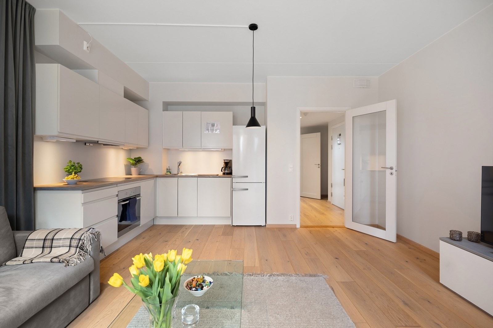 Moderne og tidsriktig Sigdal-kjøkken. Innredning fra 2016 med glatte, hvite fronter med innfelte håndtak og heltre benkeplate. Galleribilde