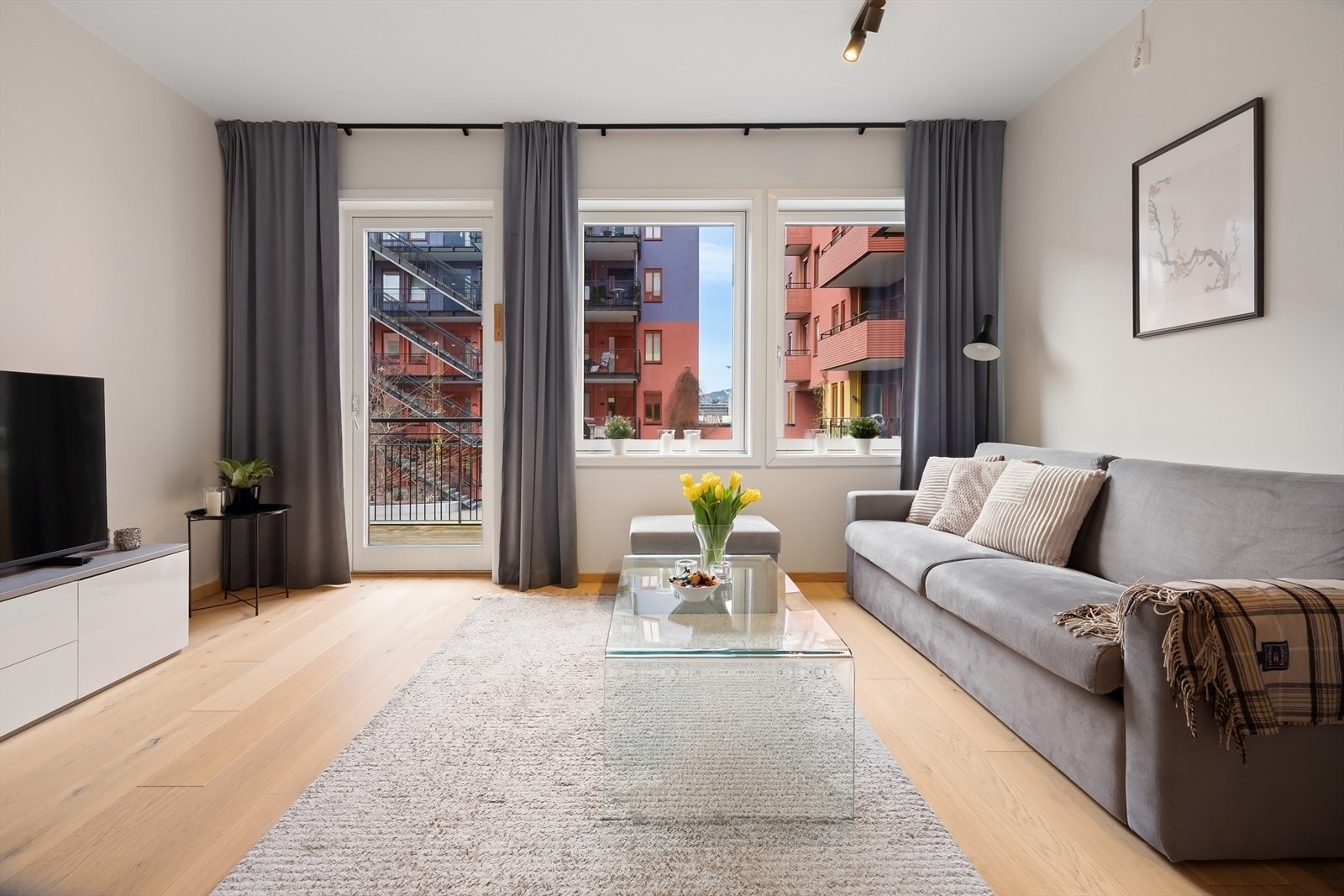 Leiligheten ligger i 2. etasje og inneholder entré, kjøkken, stue, bad, bod og soverom. Galleribilde