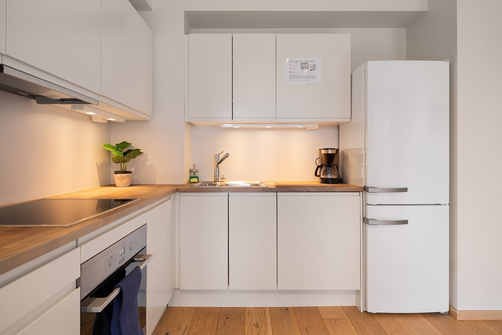 Kjøkkenet er utnyttet til det maksimale med masse skap- og benkeplass. Galleribilde