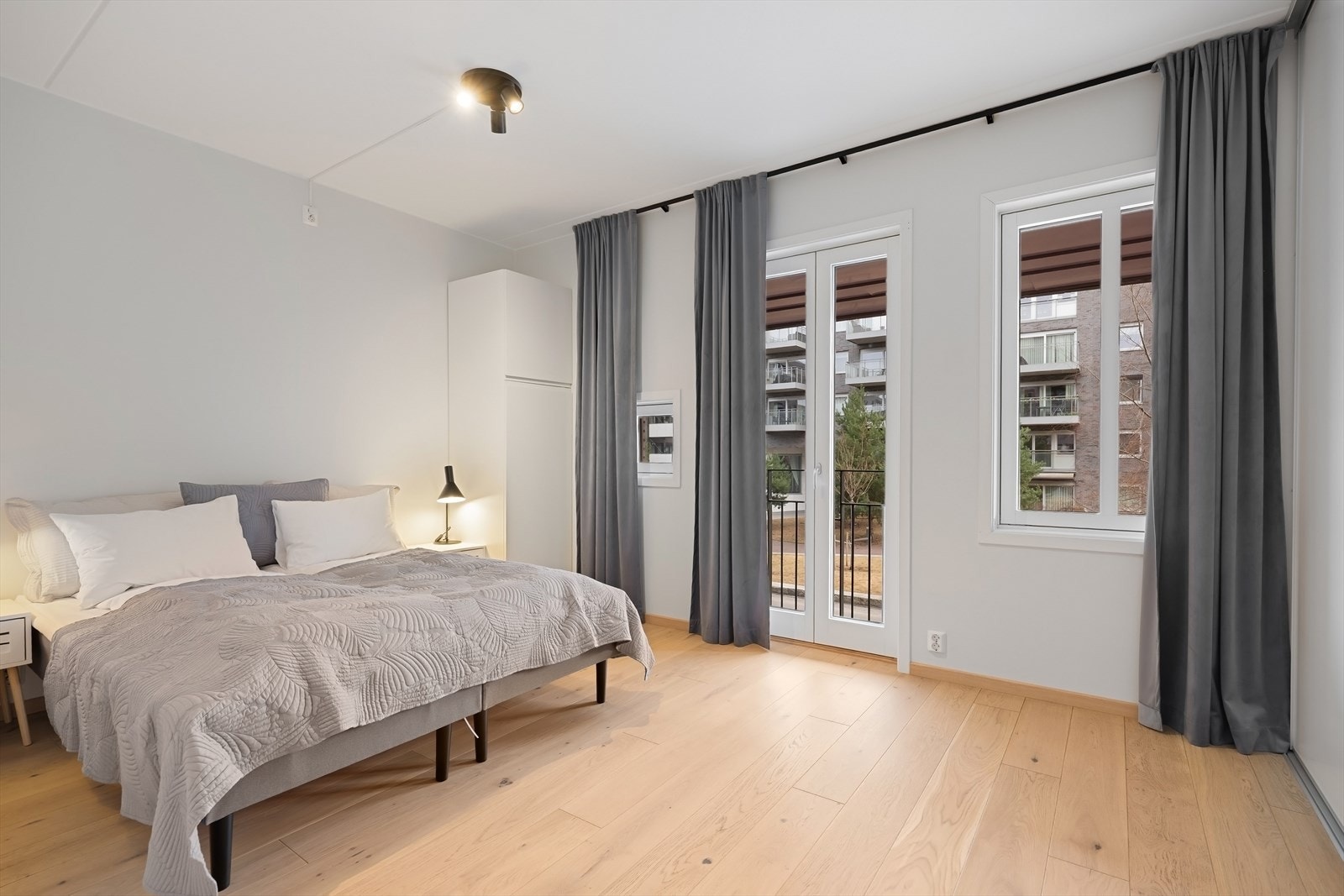 Leiligheten har et stort og innbydende soverom med fransk balkong. Galleribilde