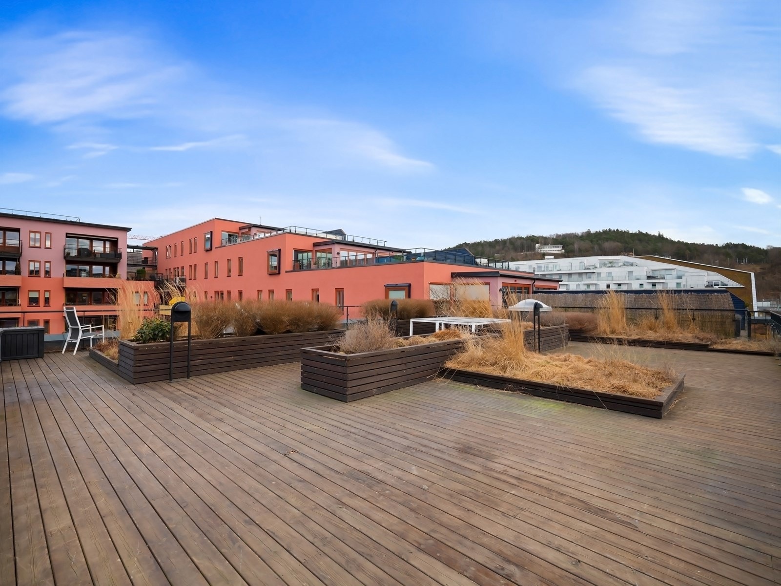 Terrassene har flere sittegrupper og beplantning. Galleribilde