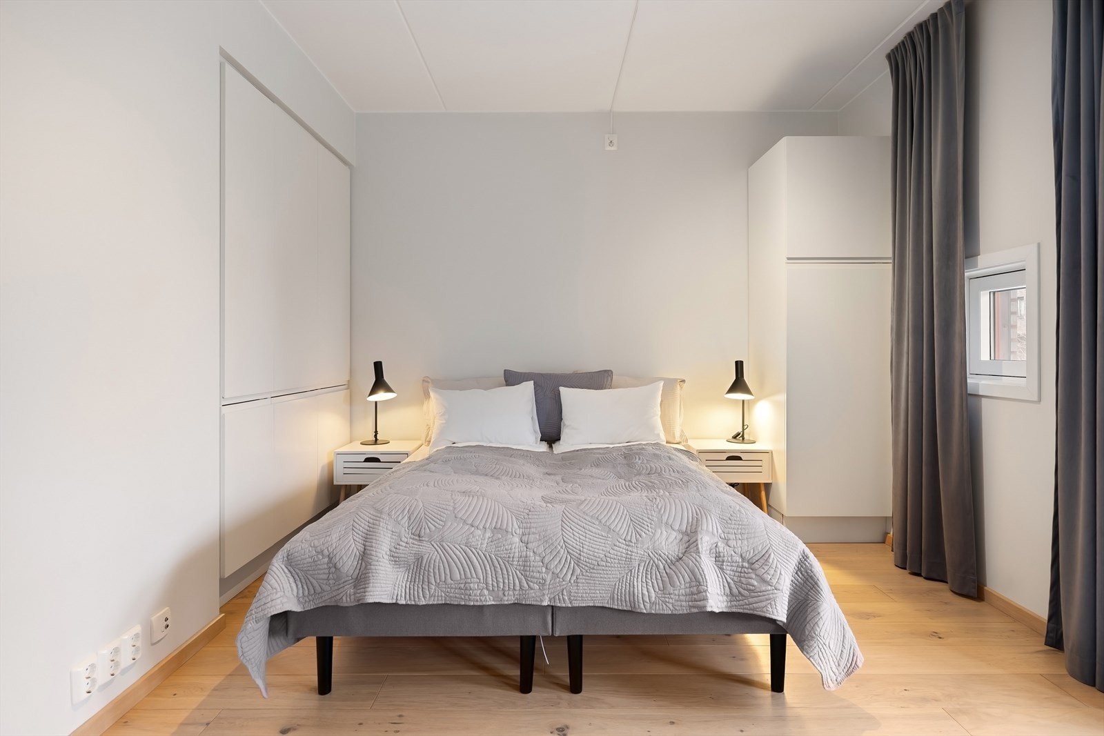 Det er god plass til dobbeltseng med tilhørende nattbord på hver side. Galleribilde