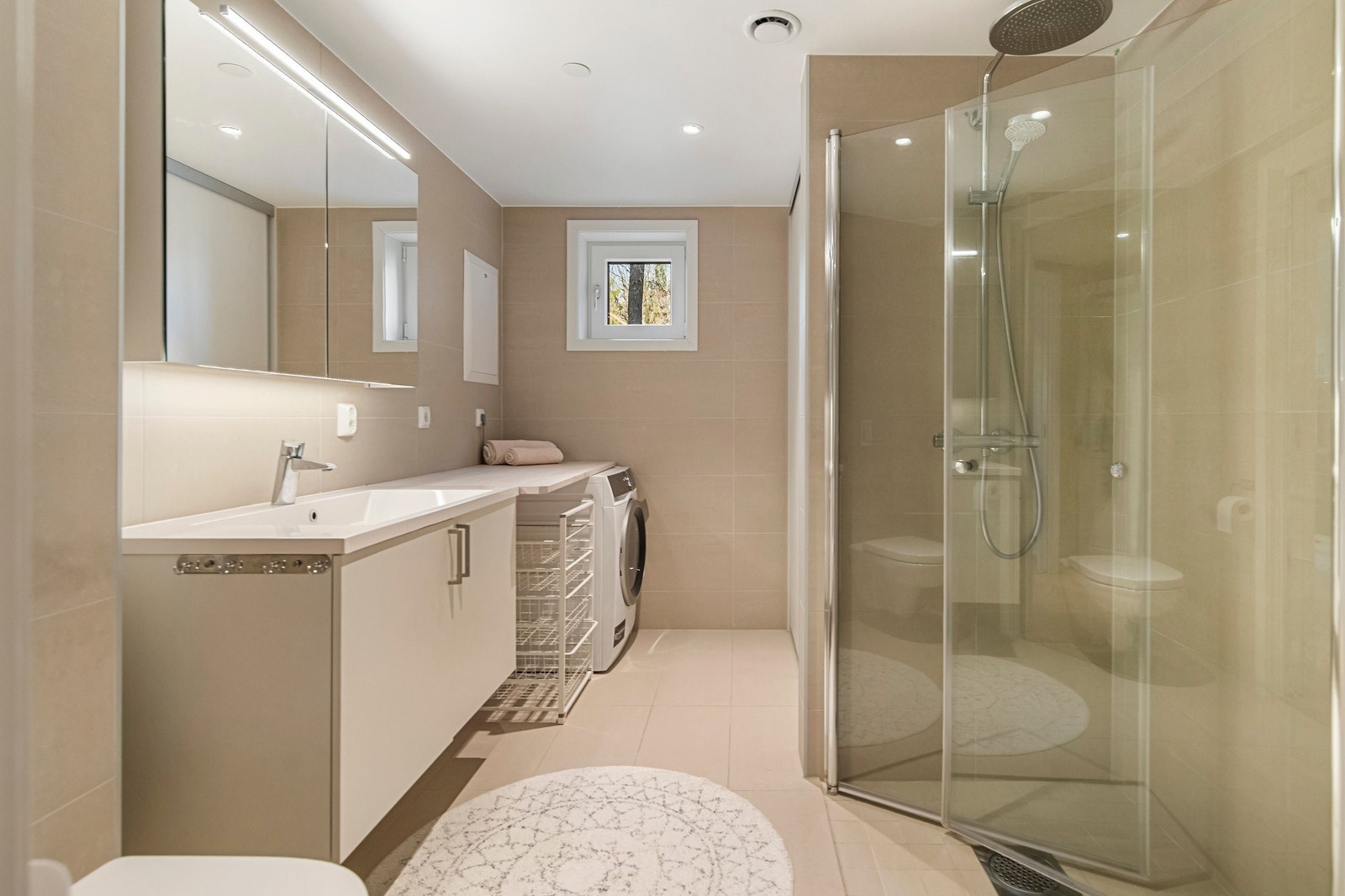 Det er plass til både vaskemaskin og tørketrommel Galleribilde