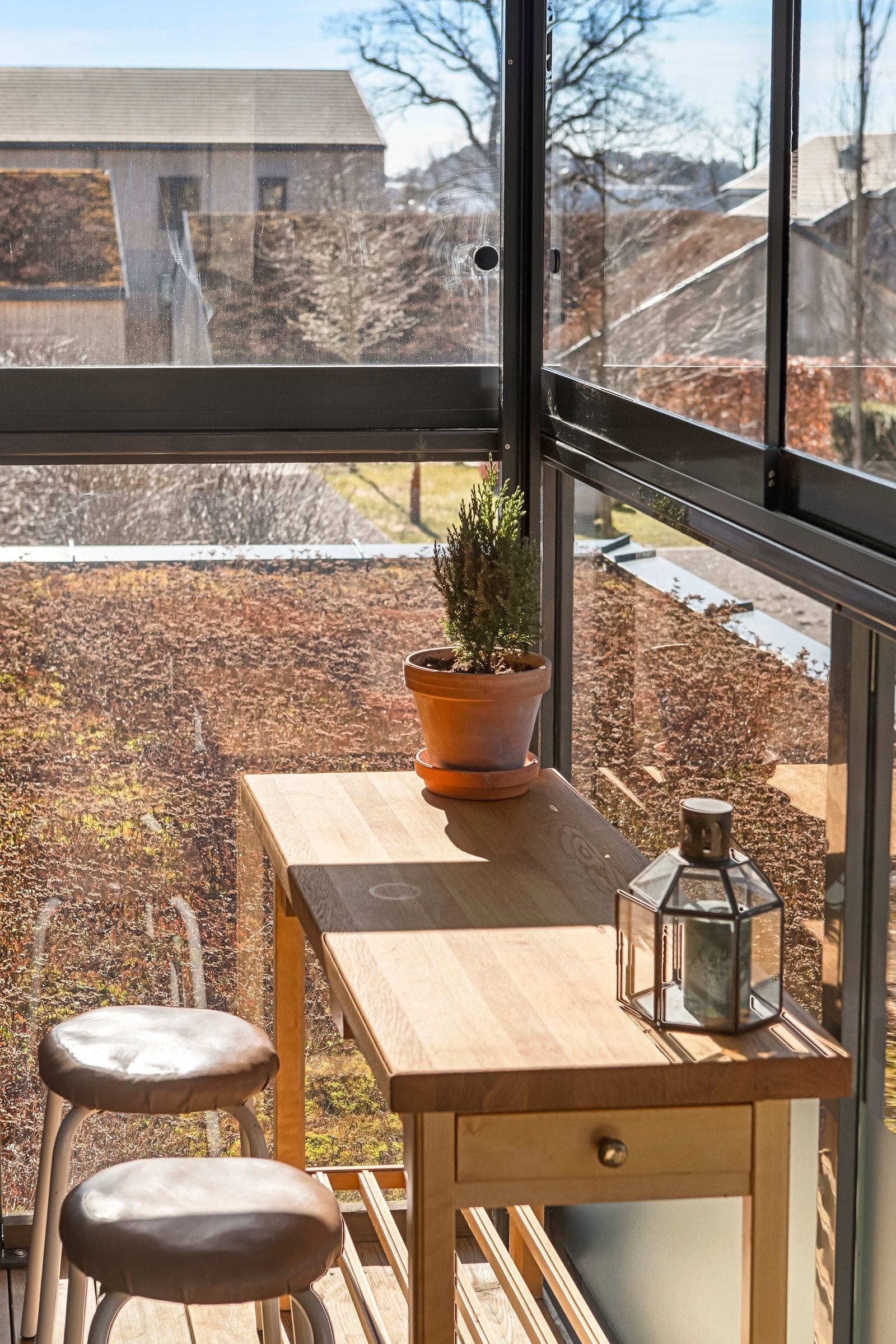 Fra balkongen mot syd og hagens vannfall Galleribilde