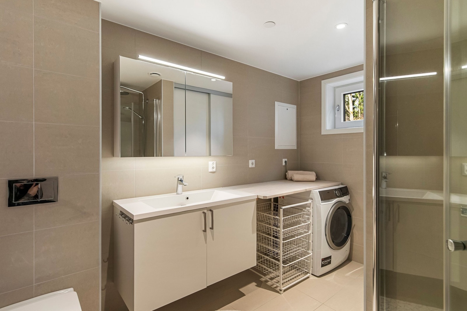 Baderom med vegghengt toalett, her finner du også Nilan ventilasjonsanlegg med varmegjenvinning. Galleribilde