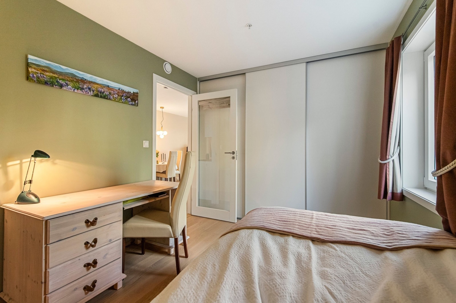 Soverom mot nord med skyvedørsgarderobe Galleribilde