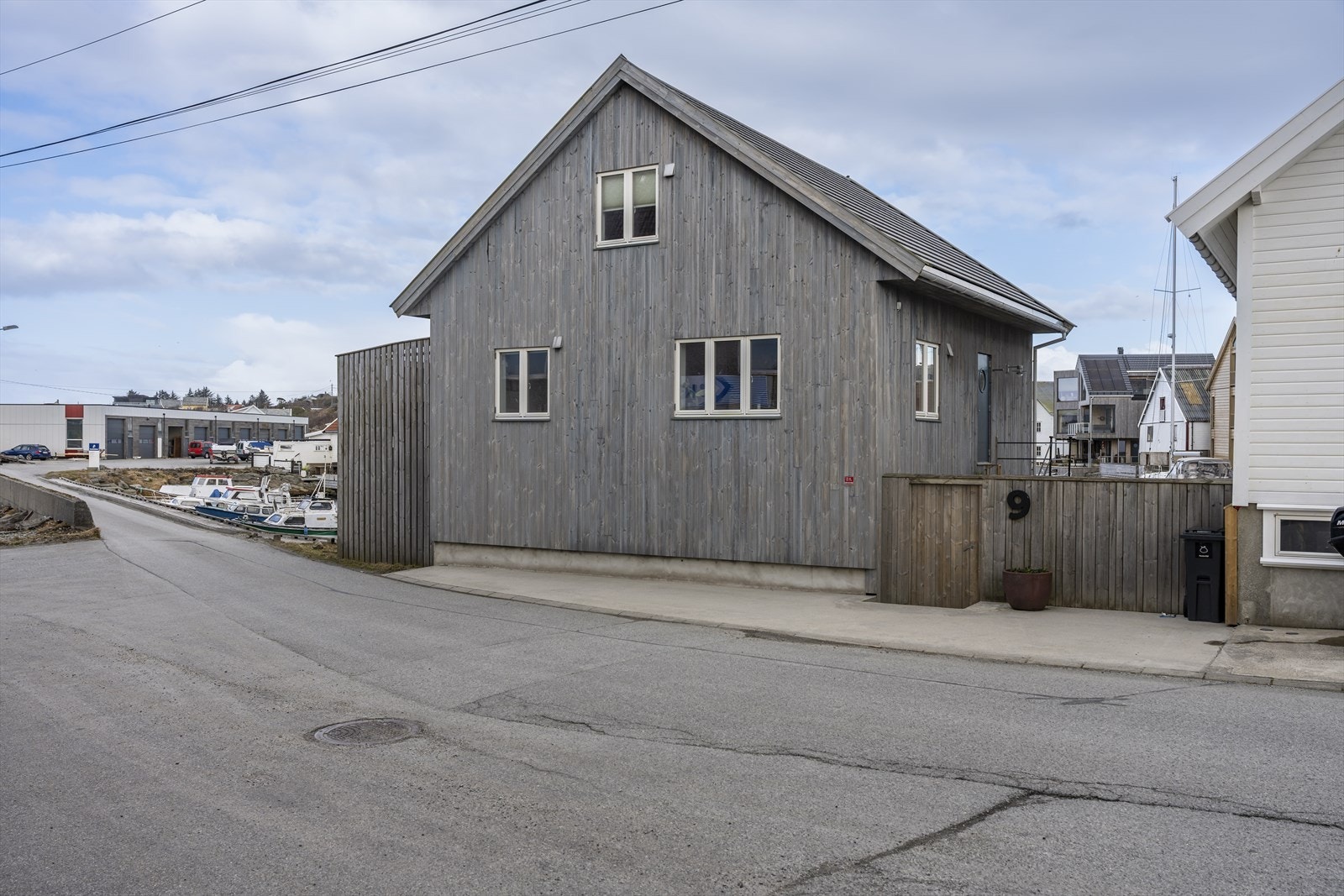 Boligen ble i 2017/2018 etterisolert, og det ble montert ny ytterkledning. Galleribilde