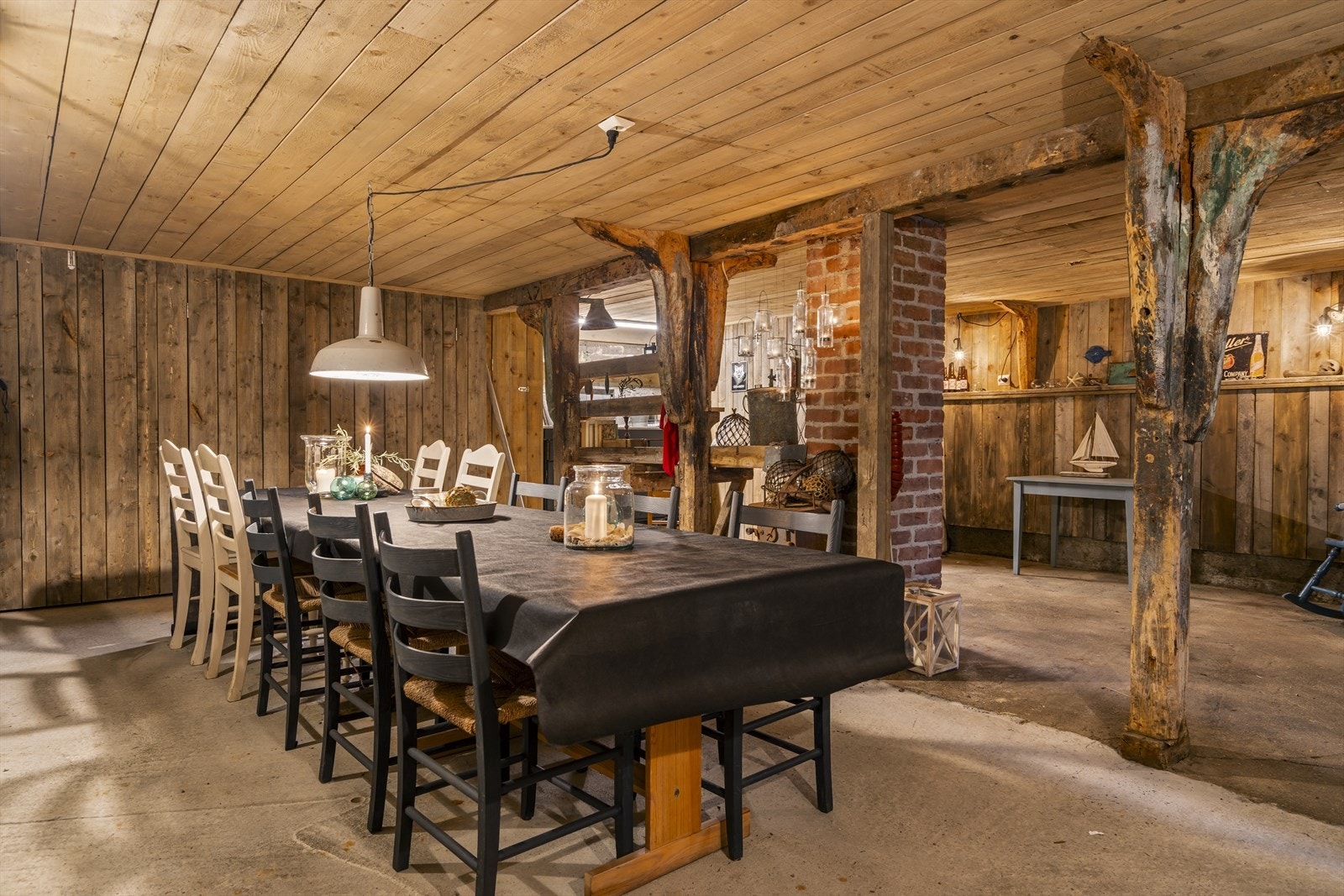 Naustdelen benyttes både til oppbevaring av utstyr og fiske, men byr også opp til gode sosiale lag. Galleribilde