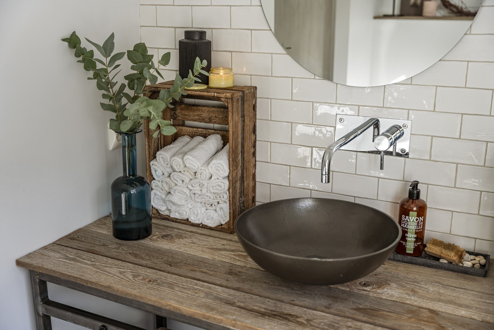 Lekre fliser på vegg bak vask. Galleribilde